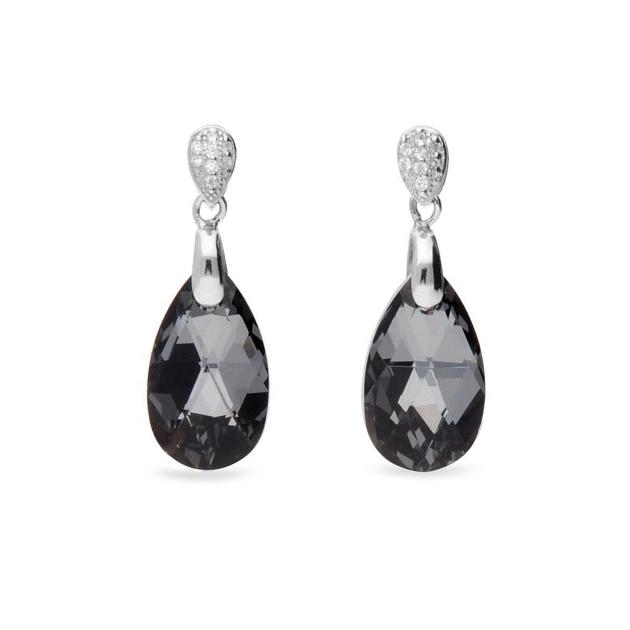 Deze Dainty Drop zilveren oorhangers zijn volledig gemaakt van 925 sterling zilver, de allerbeste kwaliteit zilver, en voorzien van een fijntjes gepolijst oppervlak dat mooi glanst. De oorhanger bestaat uit een slank plaatje dat aan de voorkant voorzien is van meerdere kleurloze kristallen, met daaronder een druppelvormig zwart Swarovski Kristal dat mooi glinstert en voor een luxueuze uitstraling zorgt. Deze oorhangers hebben een mooi basic ontwerp dat gemakkelijk te combineren is met een groot aantal diverse outfits. Deze oorhangers behoren tot de Dainty Drop collectie van het merk Spark Jewelry. Spark Jewelry staat garant voor de mooiste sieraden die gebruik maken van de schitterende Swarovski kristallen.