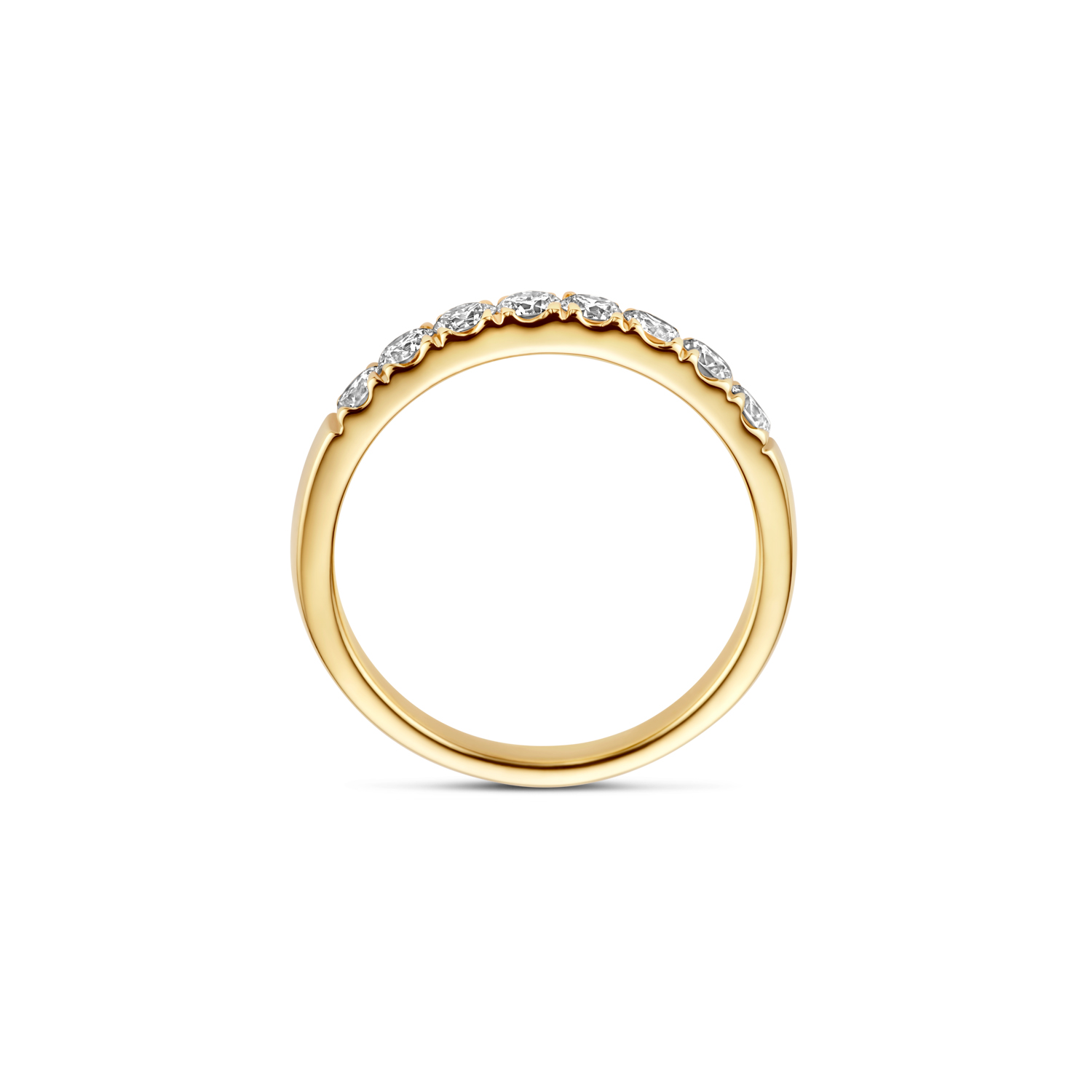 Gemaakt van gecertificeerd gerecycled goud met een lab grown diamant. Deze 14k geelgouden Lab Diamonds ring is uitgevoerd in glanzend gepolijst goud en voorzien van 8 briljant geslepen lab grown diamanten, gezet in een pavé zetting. Het gewicht van de lab grown diamanten in deze ring is totaal 0.56ct. De Ø 3 millimeter geelgouden ring is perfect to combineren met andere (geel)gouden Blush Sieraden. Draag je hem solitair, dan is deze slanke Blush ring een elegante blikvanger.