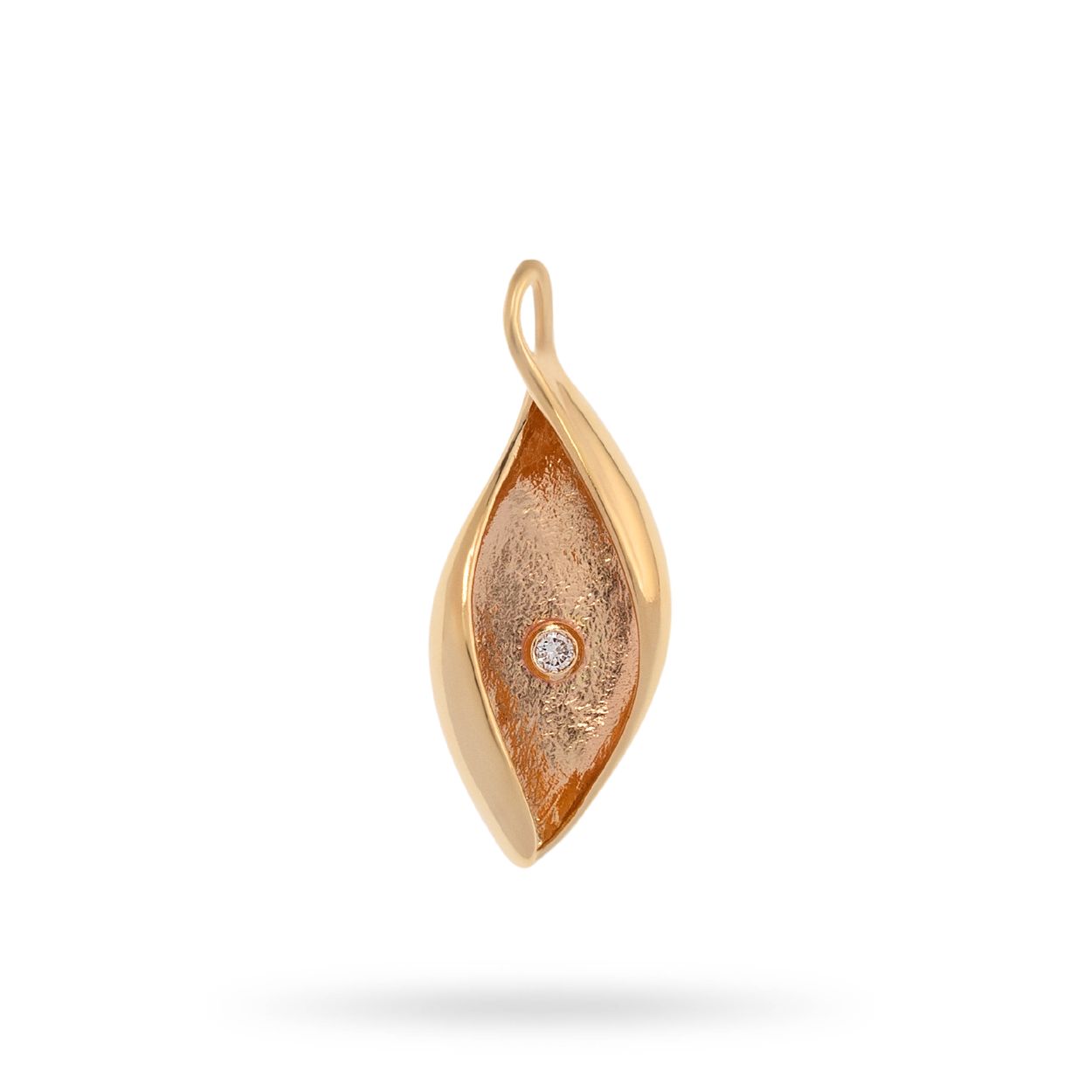 Deze hanger is van het merk Leoni. De kleur van het sieraad is geelgoud. Dit sieraad bevat de edelsteen: diamant. De kleur van deze edelsteen is: grijs.