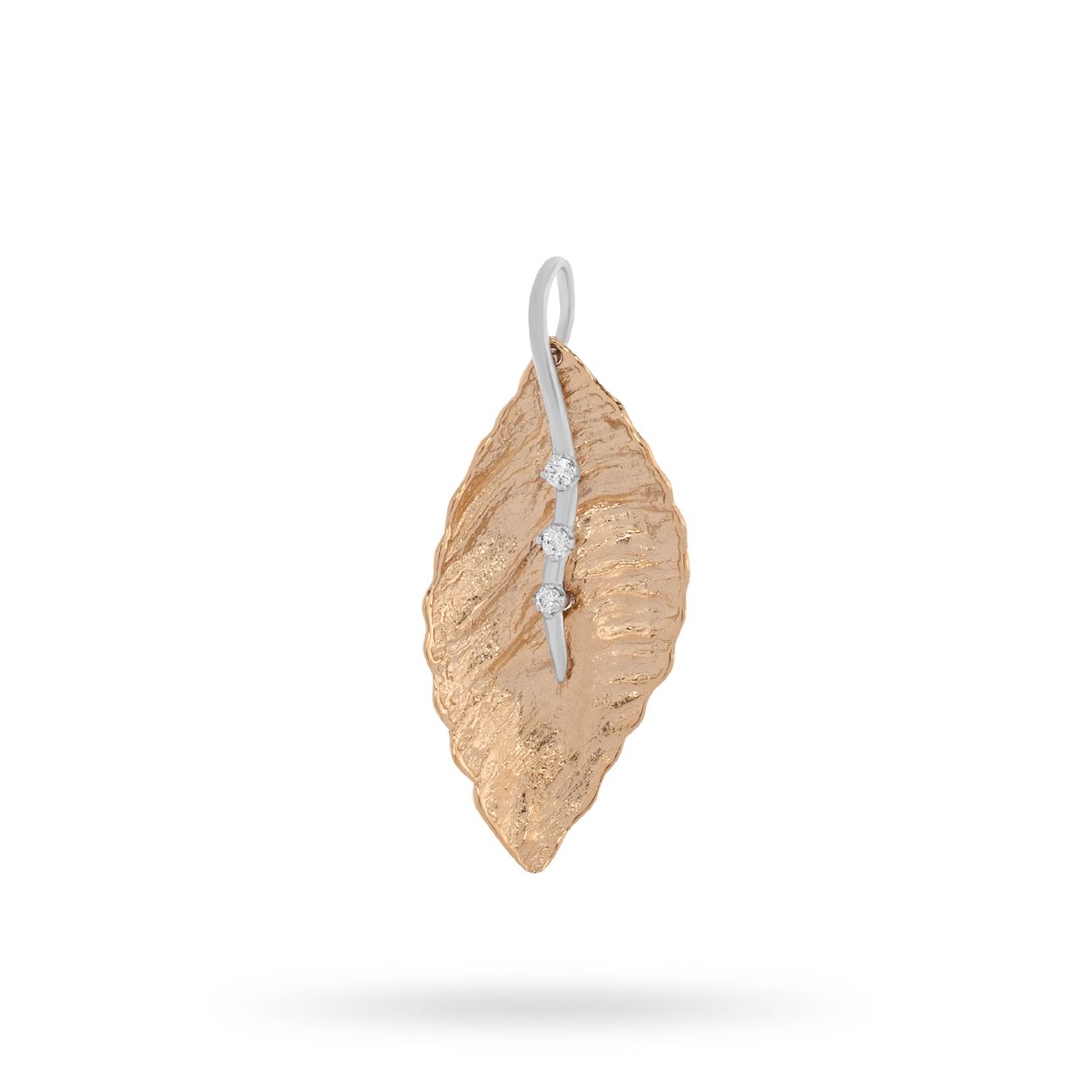 Deze prachtige hanger is van het merk Leoni en is gemaakt van geelgoud gecombineerd met witgoud. Ook bevat de hanger drie briljant geslepen diamanten (3*0,013ct)