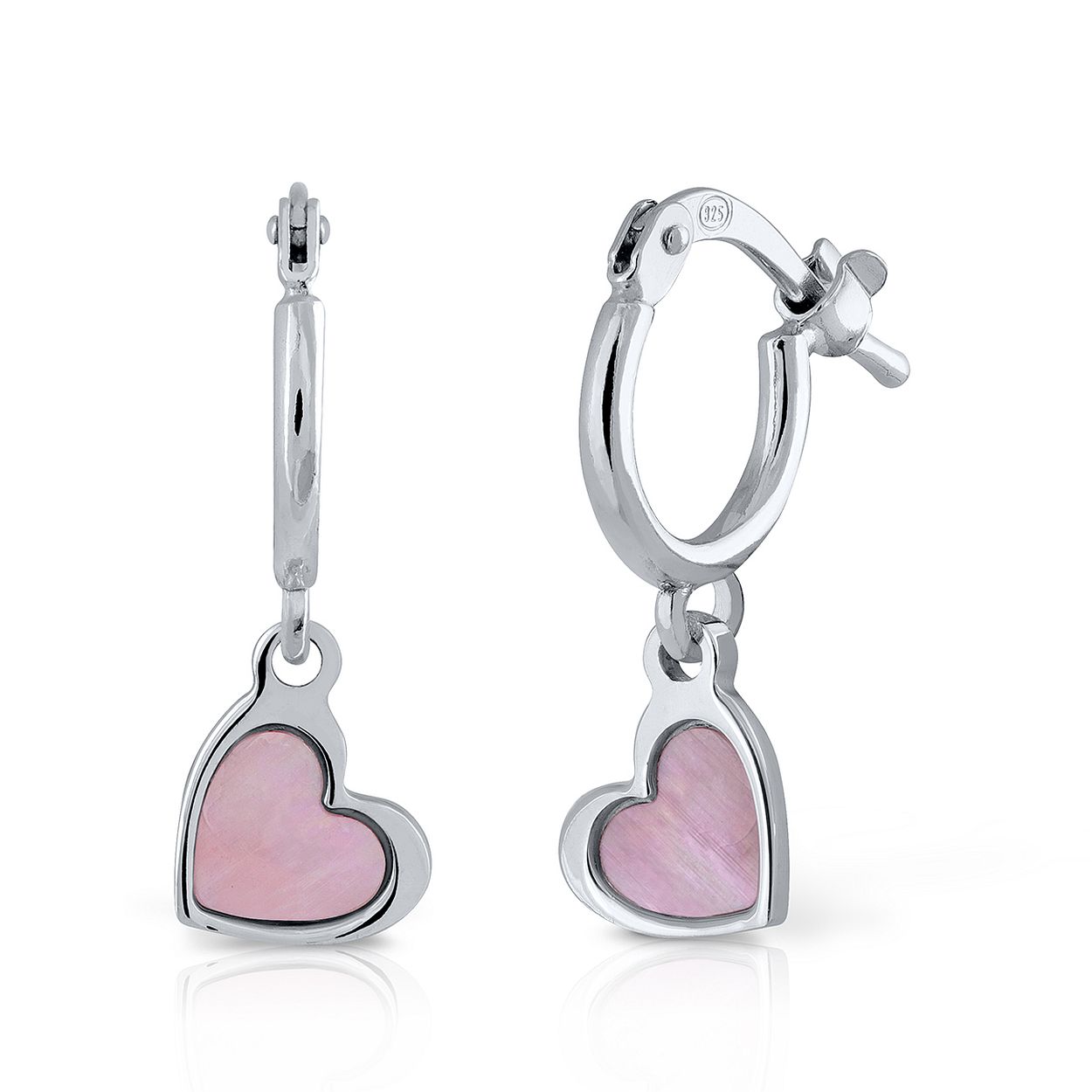 Deze oorringen met hartjes van Lapetra zijn super leuk als cadeautje, maar natuurlijk ook voor jezelf! Ze zijn gemaakt van 925 sterling zilver en parelmoer. Worden ze binnenkort van jou?

Lapetra kindersieraden
Lapetra is het nieuwste handgemaakte, zilver gerhodineerde sieradenmerk voor jonge meiden. De opvallende oorknopjes met unieke designs zijn voorzien van een schroefsluiting; deze draait stevig vast. Hierdoor verliezen ze de oorknopjes niet en kunnen ze deze zelfs comfortabel inhouden bij het slapen. Bij alle sieraden ontvang je een metalen blikje: een feestje om te geven én te krijgen!

Specificaties
  - LPPO0010
  - Oorknopjes
  - 925 sterling zilver
  - Lengte: 0,5 x 0,5 cm