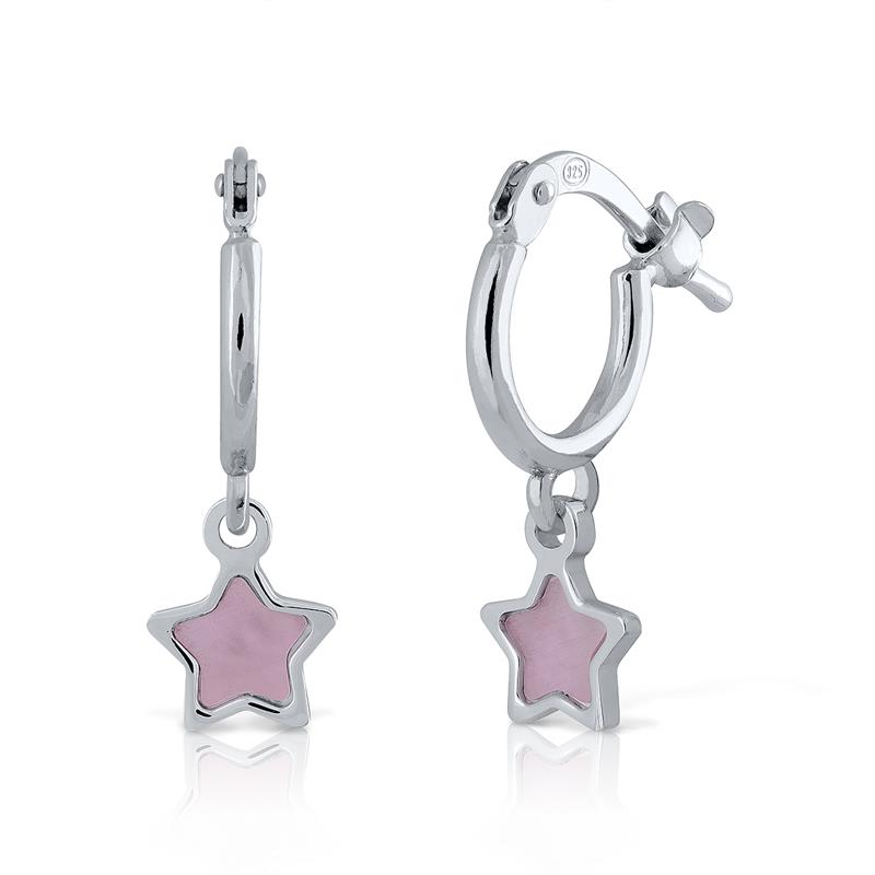 Deze oorringen van Lapetra zijn super leuk te combineren met de bijpassende ketting en armband! De oorringen zijn gemaakt van 925 sterling zilver en hebben een hanger met ster. Schattig hé? 

Lapetra kindersieraden
Lapetra is het nieuwste handgemaakte, zilver gerhodineerde sieradenmerk voor jonge meiden. De opvallende oorknopjes met unieke designs zijn voorzien van een schroefsluiting; deze draait stevig vast. Hierdoor verliezen ze de oorknopjes niet en kunnen ze deze zelfs comfortabel inhouden bij het slapen. Bij alle sieraden ontvang je een metalen blikje: een feestje om te geven én te krijgen!

Specificaties
  - LPPO0022
  - Oorknopjes
  - 925 sterling zilver
  - Lengte: 0,5 x 0,5 cm