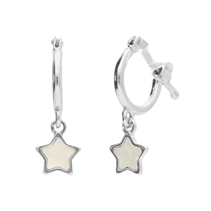 Deze oorringen van Lapetra zijn super leuk te combineren met de bijpassende ketting en armband! De oorringen zijn gemaakt van 925 sterling zilver en hebben een hanger met ster. Ze zullen jou vast super mooi staan! 

Lapetra kindersieraden
Lapetra is het nieuwste handgemaakte, zilver gerhodineerde sieradenmerk voor jonge meiden. De opvallende oorknopjes met unieke designs zijn voorzien van een schroefsluiting; deze draait stevig vast. Hierdoor verliezen ze de oorknopjes niet en kunnen ze deze zelfs comfortabel inhouden bij het slapen. Bij alle sieraden ontvang je een metalen blikje: een feestje om te geven én te krijgen!

Specificaties
  - LPPO0025
  - Oorknopjes
  - 925 sterling zilver
  - Lengte: 0,5 x 0,5 cm