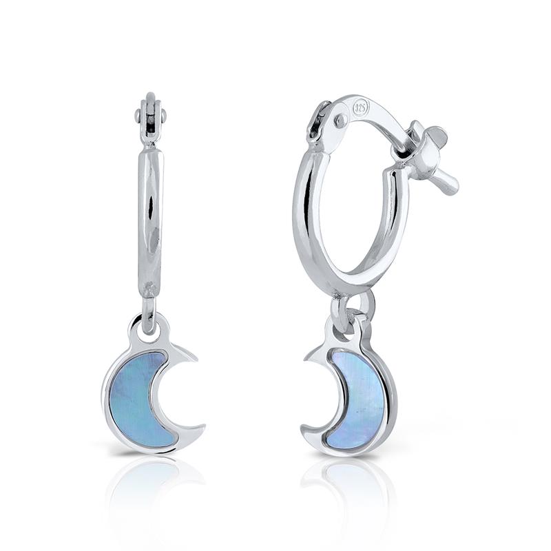 Vind jij de maan ook zo mooi? Dan vind je deze oorringen met maantjes vast prachtig! Ze zijn gemaakt van 925 sterling zilver en parelmoer. Stralen ze binnenkort in jouw oren?

Lapetra kindersieraden
Lapetra is het nieuwste handgemaakte, zilver gerhodineerde sieradenmerk voor jonge meiden. De opvallende oorknopjes met unieke designs zijn voorzien van een schroefsluiting; deze draait stevig vast. Hierdoor verliezen ze de oorknopjes niet en kunnen ze deze zelfs comfortabel inhouden bij het slapen. Bij alle sieraden ontvang je een metalen blikje: een feestje om te geven én te krijgen!

Specificaties
  - LPPO0028
  - Oorknopjes
  - 925 sterling zilver
  - Lengte: 0,5 x 0,5 cm