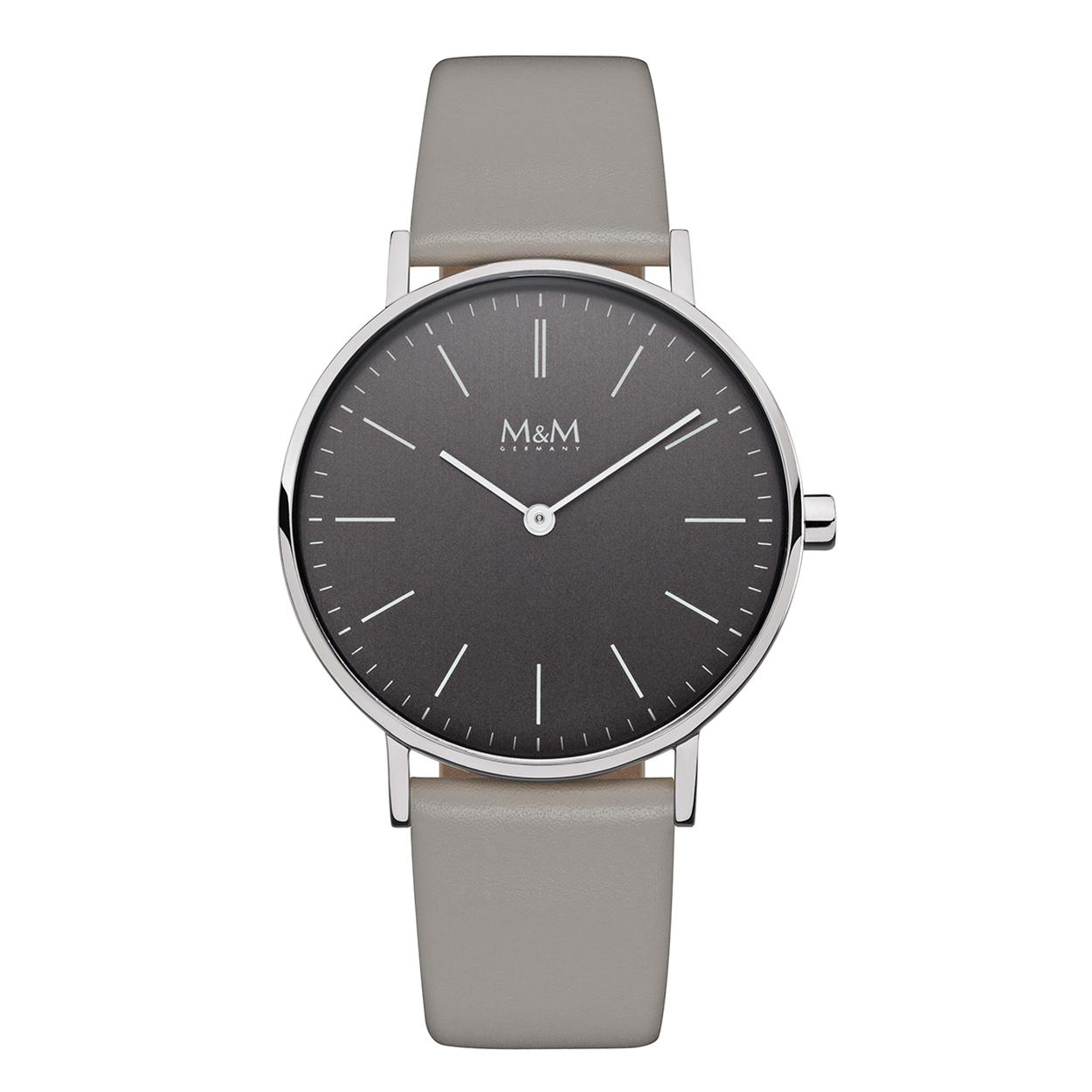 Dit M&M horloge is een dameshorloge. De diameter van de kast is 36 mm en heeft een dikte van 7 mm. De kast is zilver van kleur. De band is gemaakt van leer en is grijs van kleur. Het glas van het horloge is gemaakt van gehard mineraal. De waterdichtheid is 3 ATM.