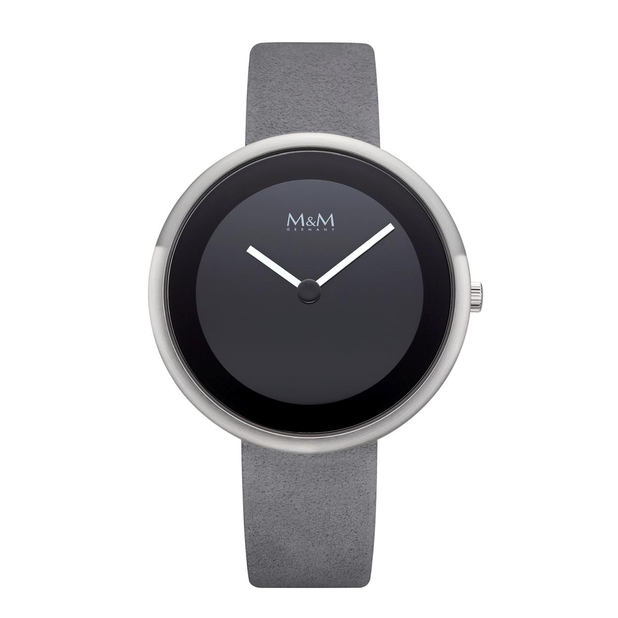 Dit M&M horloge is een dameshorloge. De diameter van de kast is 42 mm. De kast is zilver van kleur. De band is gemaakt van nubuk-leder en is grijs van kleur. Het glas van het horloge is gemaakt van gehard mineraal. De waterdichtheid is 3 ATM.