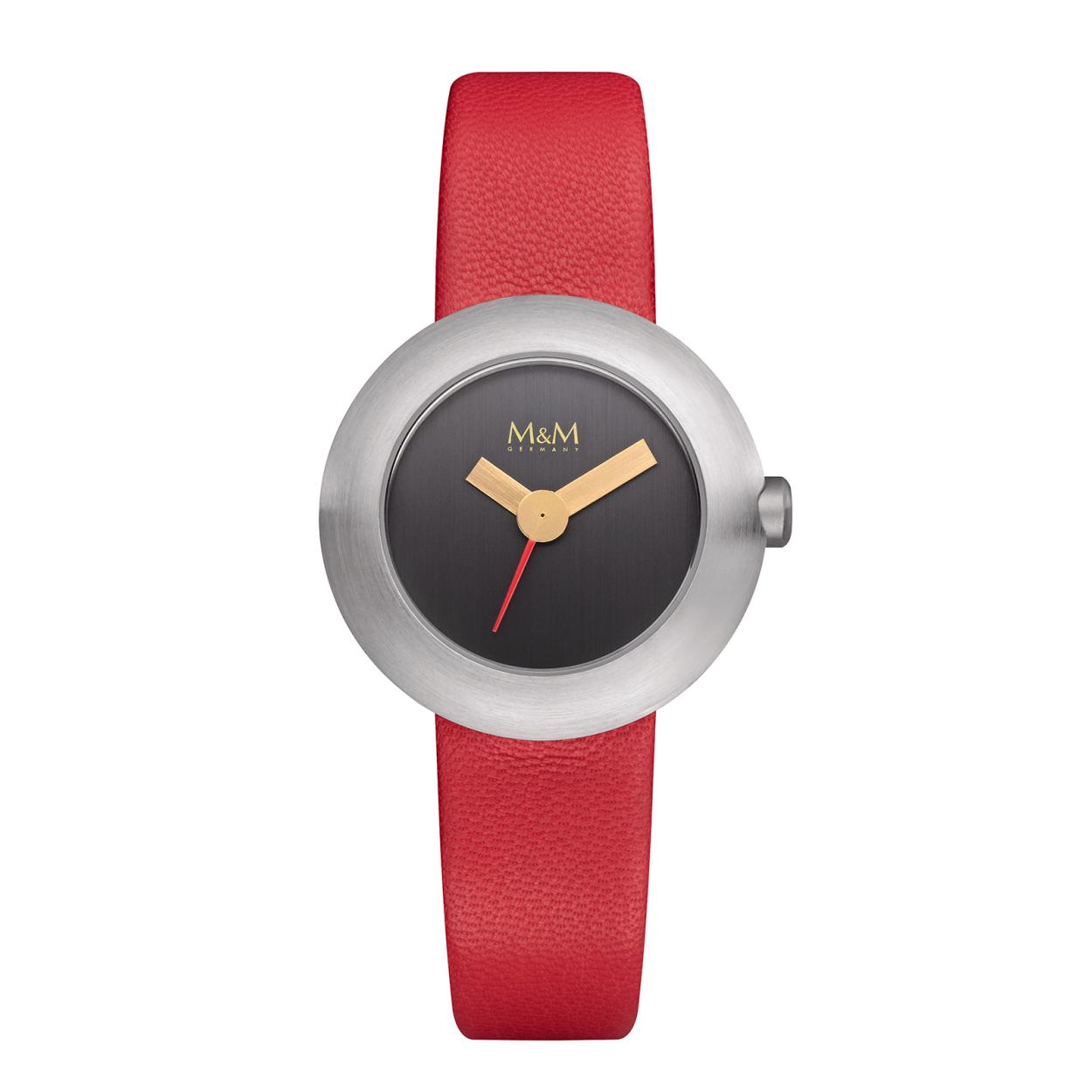 Dit M&M horloge is een dameshorloge. De diameter van de kast is 32 mm. De kast is zilver van kleur. De band is gemaakt van leder en is rood van kleur. Het glas van het horloge is gemaakt van gehard mineraal. De waterdichtheid is 3 ATM.