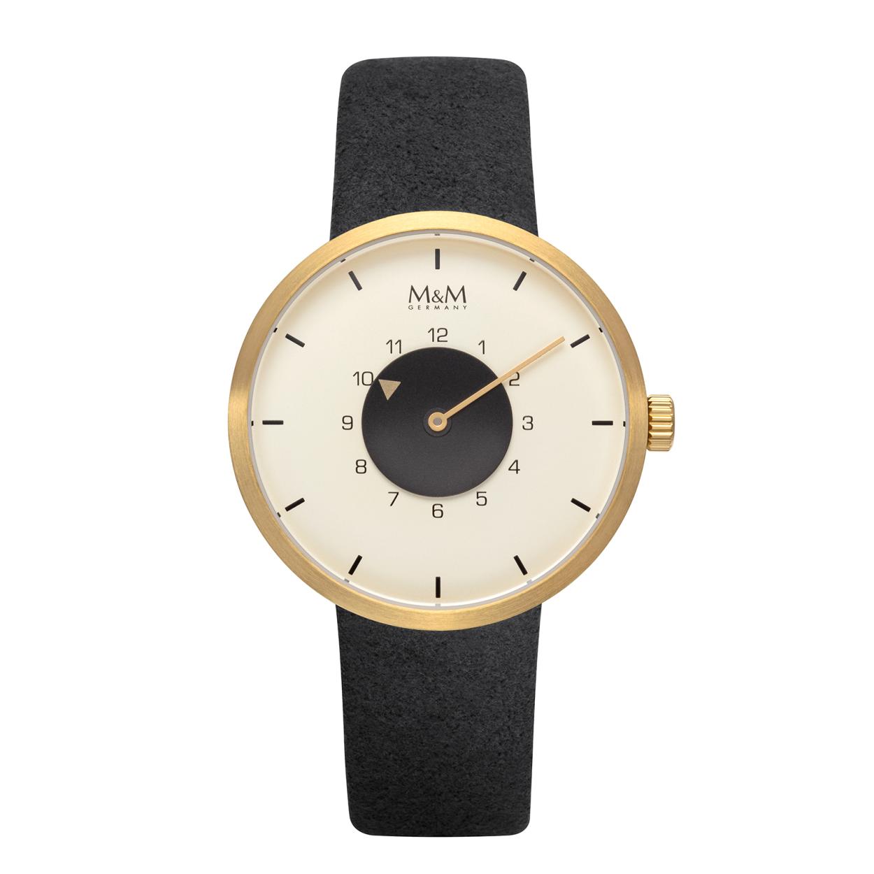 Dit M&M horloge is een dameshorloge. De diameter van de kast is 36 mm. De kast is goud van kleur. De band is gemaakt van microvezel en is zwart van kleur. Het glas van het horloge is gemaakt van gehard mineraal. De waterdichtheid is 3 ATM.