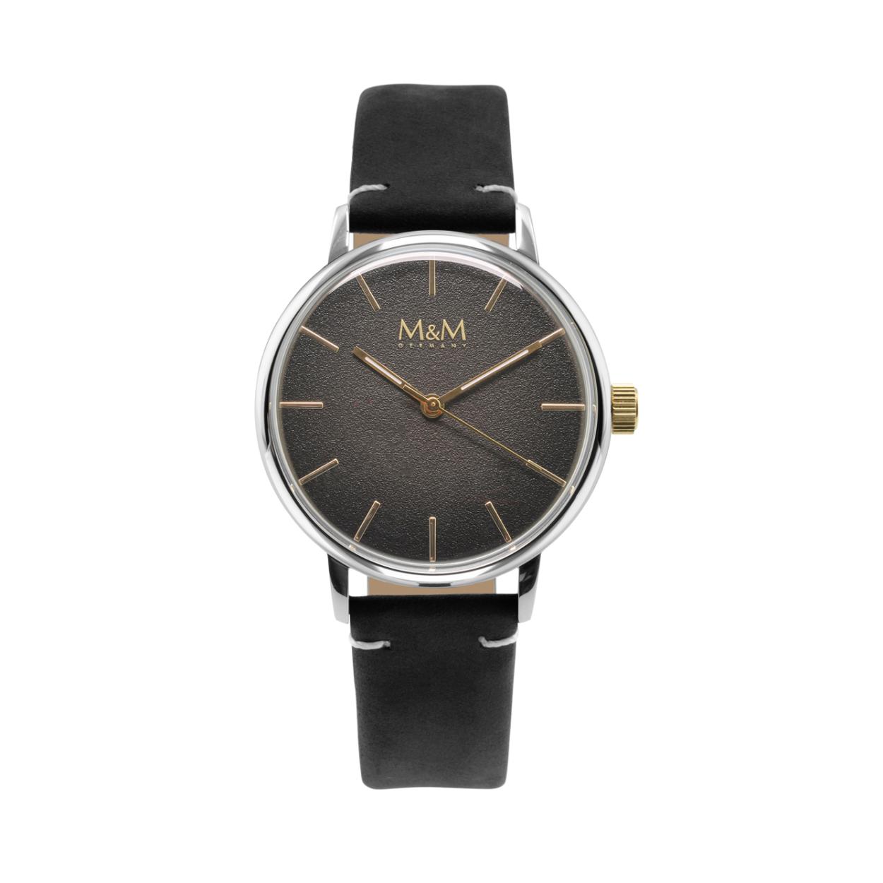 Dit M&M horloge is een unisexhorloge. De diameter van de kast is 38 mm. De kast is zilver van kleur. De band is gemaakt van nubuk-leder en is zwart van kleur. Het glas van het horloge is gemaakt van gehard mineraal. De waterdichtheid is 3 ATM.