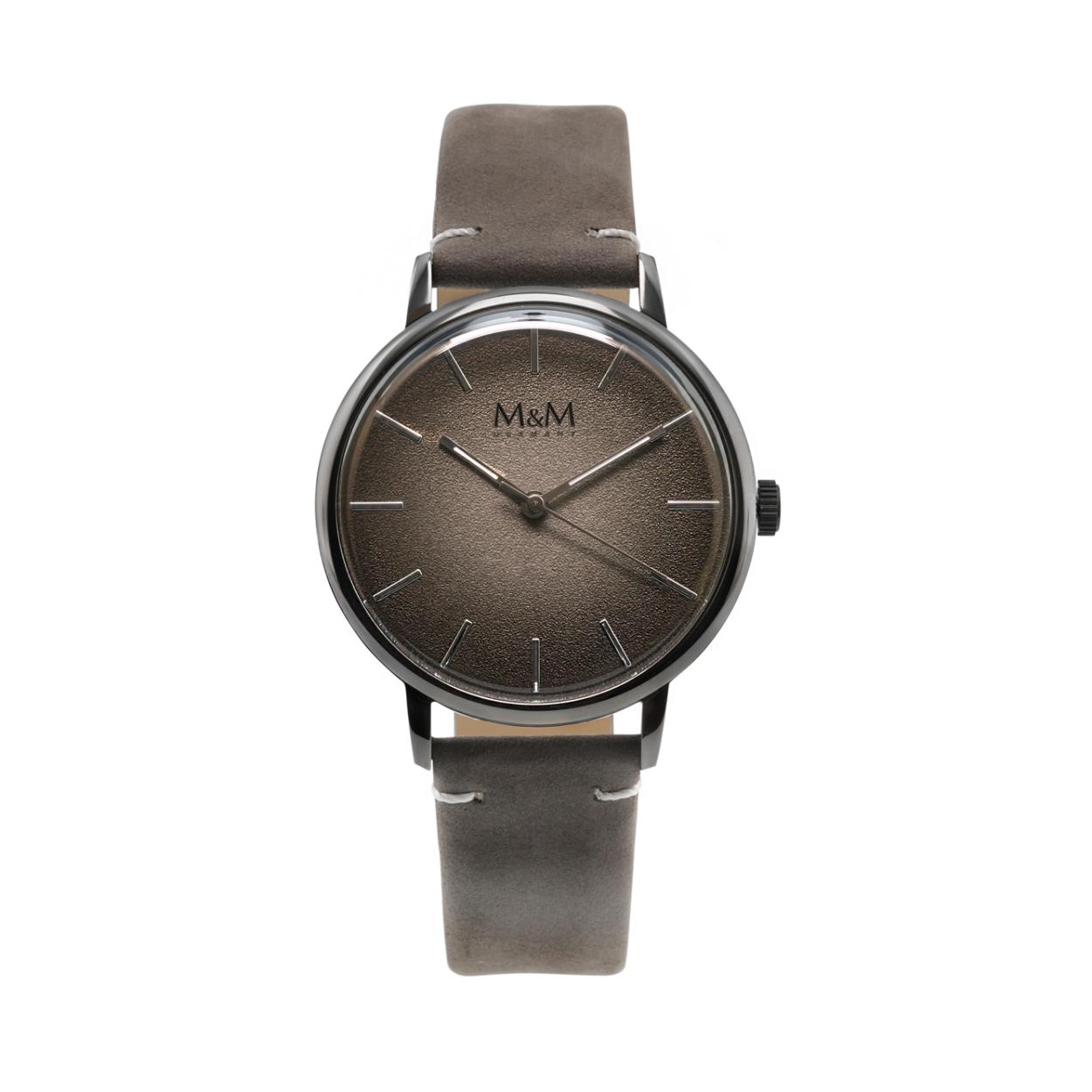 Dit M&M horloge is een unisexhorloge. De diameter van de kast is 38 mm. De kast is grijs van kleur. De band is gemaakt van nubuk-leder en is grijs van kleur. Het glas van het horloge is gemaakt van gehard mineraal. De waterdichtheid is 3 ATM.