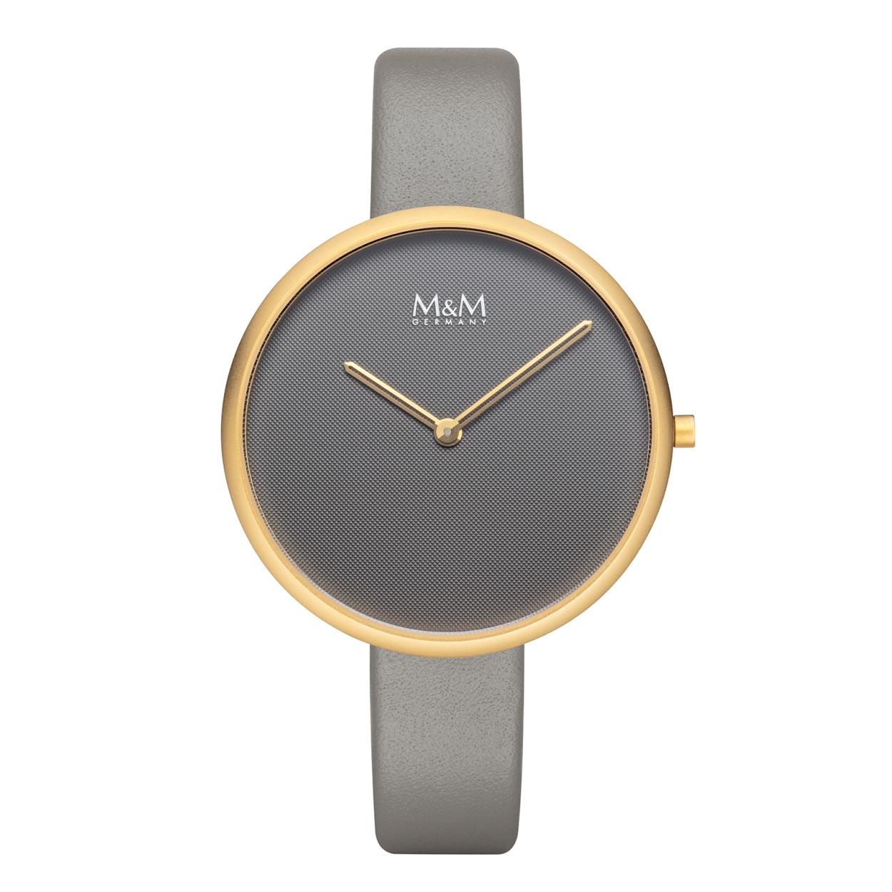 Dit M&M horloge is een dameshorloge. De diameter van de kast is 40 mm. De kast is goud van kleur. De band is gemaakt van leder en is grijs van kleur. Het glas van het horloge is gemaakt van gehard mineraal. De waterdichtheid is 3 ATM.