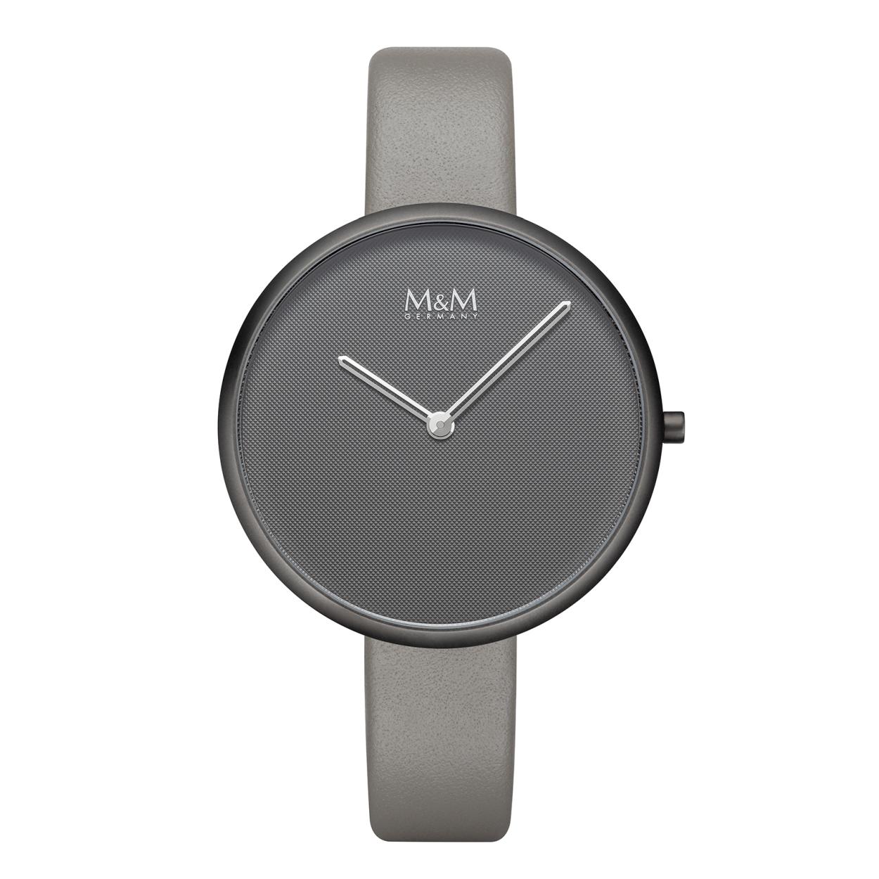 Dit M&M horloge is een dameshorloge. De diameter van de kast is 40 mm. De kast is zwart van kleur. De band is gemaakt van leder en is grijs van kleur. Het glas van het horloge is gemaakt van gehard mineraal. De waterdichtheid is 3 ATM.