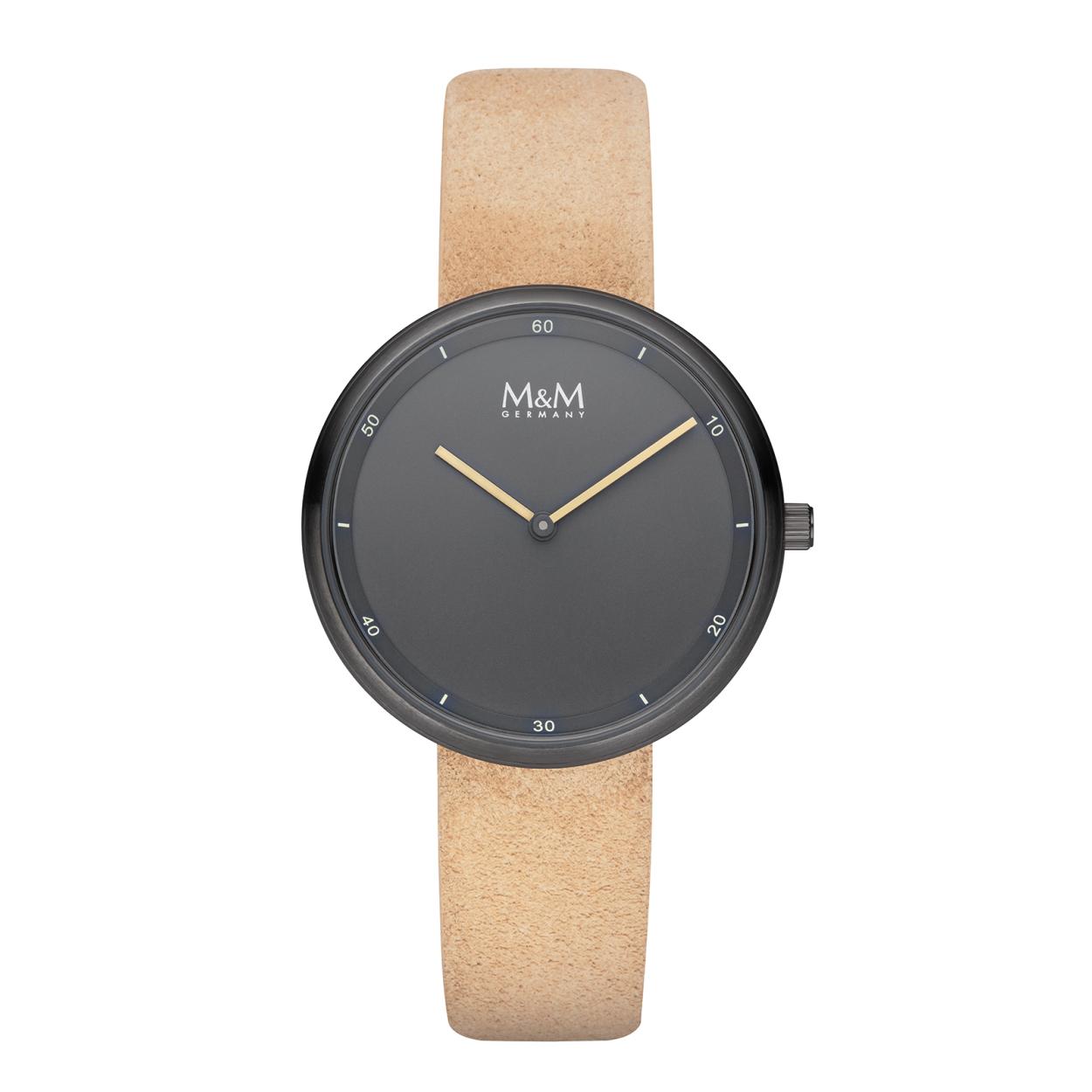 Dit M&M horloge is een dameshorloge. De diameter van de kast is 36 mm. De kast is zwart van kleur. De band is gemaakt van nubuk-leder en is bruin van kleur. Het glas van het horloge is gemaakt van gehard mineraal. De waterdichtheid is 3 ATM.