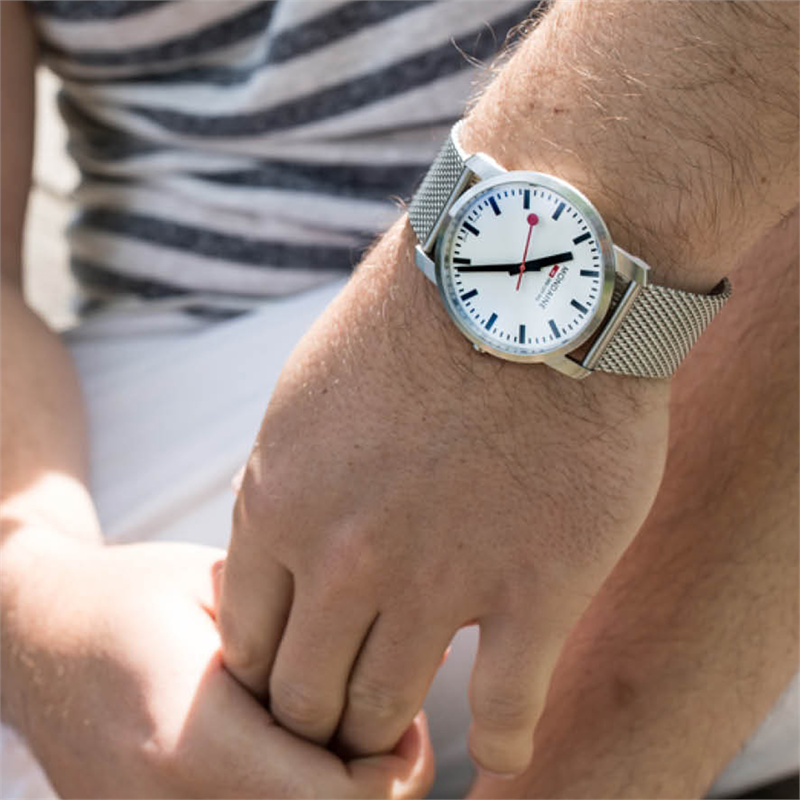 Mondaine M638.30350.16SBZ Horloge - Elegant - Mesh - 41mm
Dit unieke Mondaine horloge met nummer: M638.30350.16SBZ uit de Elegant serie heeft een elegant uiterlijk. Op de witte wijzerplaat is de uursaanduiding met strepen duidelijk zichtbaar en als blikvanger draait de rode secondewijzer sierlijk in het rond, net als de wel bekende stationsklok. Aan het stalen ronde kastje zit een zilverkleurige milanese band met een druksluiting. Het horloge is Swiss Made, heeft een saffierglas, een doorsnee van 41mm en is 3ATM. 

Het Merk:
The Official Swiss Railway Watch. Gebaseerd op de officiële stationsklok van de Zwitserse spoorwegen, is 30 jaar geleden de horlogelijn onder het merk Mondaine opgezet. Zwitserse kwaliteitsuurwerken, net zo punctueel als de Zwitserse treinen. Een echte design klassieker met een unieke wijzerplaat en de wereldberoemde rode secondewijzer met bolletje. Herkenbaar uit duizenden.

Specificaties:
- Saffierglas
- Witte wijzerplaat
- Milanese band
- Swiss Made
- 3ATM (Regen- & spatwaterdicht)
- Ø 41mm