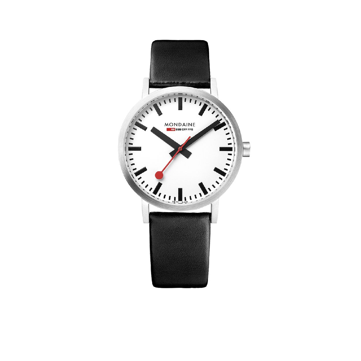 Mondaine M660.30314.16SBB Horloge - Classic - Leer - 36mm
Dit unieke Mondaine horloge met nummer: M660.30314.16SBB uit de Classic serie heeft een elegant uiterlijk. Op de witte wijzerplaat is de uursaanduiding met strepen duidelijk zichtbaar en als blikvanger draait de rode secondewijzer sierlijk in het rond, net als de wel bekende stationsklok. Aan het stalen ronde kastje zit een zwarte leren band met gespsluiting. Het horloge is Swiss Made, heeft een mineraalglas, een doorsnee van 36mm en is 3ATM. 

Het Merk:
The Official Swiss Railway Watch. Gebaseerd op de officiele stationsklok van de Zwitserse spoorwegen, is 30 jaar geleden de horlogelijn onder het merk Mondaine opgezet. Zwitserse kwaliteitsuurwerken, net zo punctueel als de Zwitserse treinen. Een echte design klassieker met een unieke wijzerplaat en de wereldberoemde rode secondewijzer met bolletje. Herkenbaar uit duizenden.

Specificaties:
- Mineraalglas
- Witte wijzerplaat
- Zwarte leren band
- Swiss Made
- 3ATM (Regen- & spatwaterdicht)
- AÃ 36mm