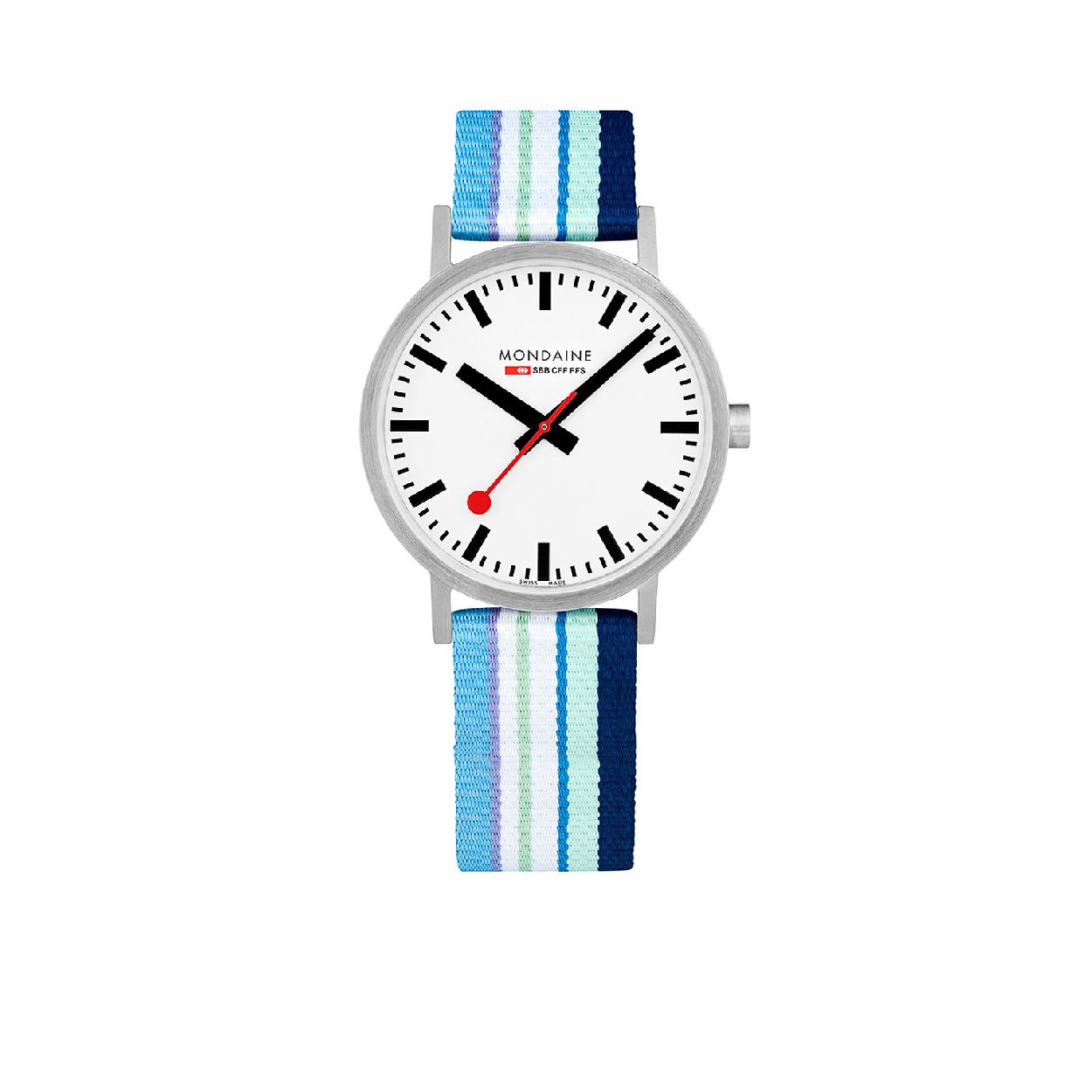 Mondaine M660.30360.16SBP Classic
Dit design horloge uit de Mondaine Classic serie is een stijlvol horloge uit de eerste �Official Swiss Railway Watch� serie.  Het horloge heeft vlak gehard mineraalglas en strakke horlogekast met een kastdiameter van 40mm. De band van het horloge is van textiel dat gemaakt is van gerecyclede petflessen.

HET MERK
The Official Swiss Railway Watch. Gebaseerd op de officiele stationsklok van de Zwitserse spoorwegen, is 30 jaar geleden de horlogelijn onder het merk Mondaine opgezet. Zwitserse kwaliteitsuurwerken, net zo punctueel als de Zwitserse treinen. Een echte design klassieker met een unieke wijzerplaat, en de wereldberoemde rode secondewijzer met bolletje. Herkenbaar uit duizenden.

SPECIFICATIES 
- Vlak gehard mineraalglas
- Strakke ronde kastvorm, 40mm
- RVS horlogekast
- Witte wijzerplaat van de originele stationsklok
- Gekleurde  horlogeband van textiel dat gemaakt is van gerecyclede petflessen
- Swiss Made
