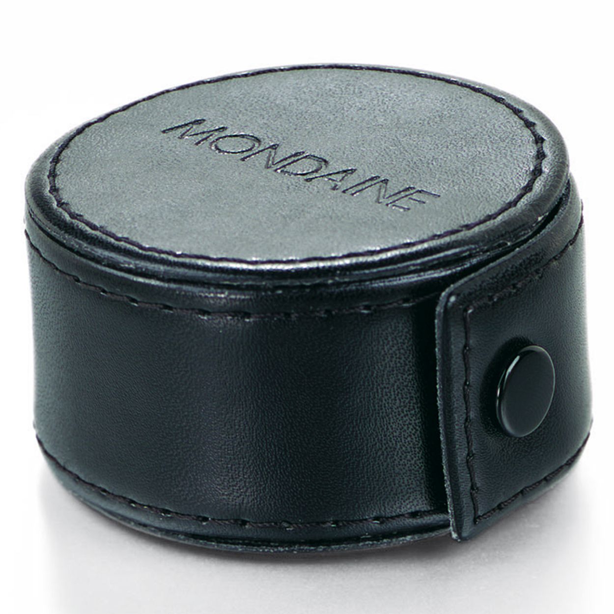 Mondaine MSM.64410 Travel Alarm Clock Dit design klokje van Mondaine (SBB Travel Alarm Clock MSM.64410) is een stijlvol klokje uit de Official Swiss Railways Watch serie. Daarnaast heeft dit klokje een ronde metalen kast en een doorsnede van 50mm. Bovendien kan het klokjegebruikt worden als bureauklokje of voor op reis. De Mondaine SBB Travel Alarm Clock (MSM.64410) is voorzien van alarm en lumibrite puntjes op de uiteinden van de uur,- en de minuutwijzer. Het merk The Official Swiss Railways Watch is gebaseerd op de officiële stationsklok van de Zwitserse spoorwegen. De horlogelijn is 30 jaar geleden opgezet onder het merk Mondaine. Het legendarisch ontwerp wordt als stationsklok gebruikt door de SBB, de Swiss Federal Railways. In 1944 creëerde een Zwitsers ingenieur, ontwerper en medewerker van de federale Zwitserse spoorwegen (Hans Hilfiker) de stationsklok. In 1986 maakte het de sprong van het station platform naar de pols. De Mondaine-SBB-collectie is op zijn beurt een gerespecteerd ontwerp op zichzelf geworden en tegenwoordig wordt het beschouwd als één van de "10 Classic Swiss Watch Designs". Ten slotte is het een echte designklassieker door de unieke wijzerplaat en de wereldberoemde rode secondewijzer met bolletje. Herkenbaar uit duizenden! Specificaties - Alarm - Lumibritepunten op de uur,-en minuutwijzer- Mineraalglas - Ronde kastvorm doorsnede 50mm - Witte wijzerplaat van de originele stationsklok - Werkt op batterijen (mee geleverd)