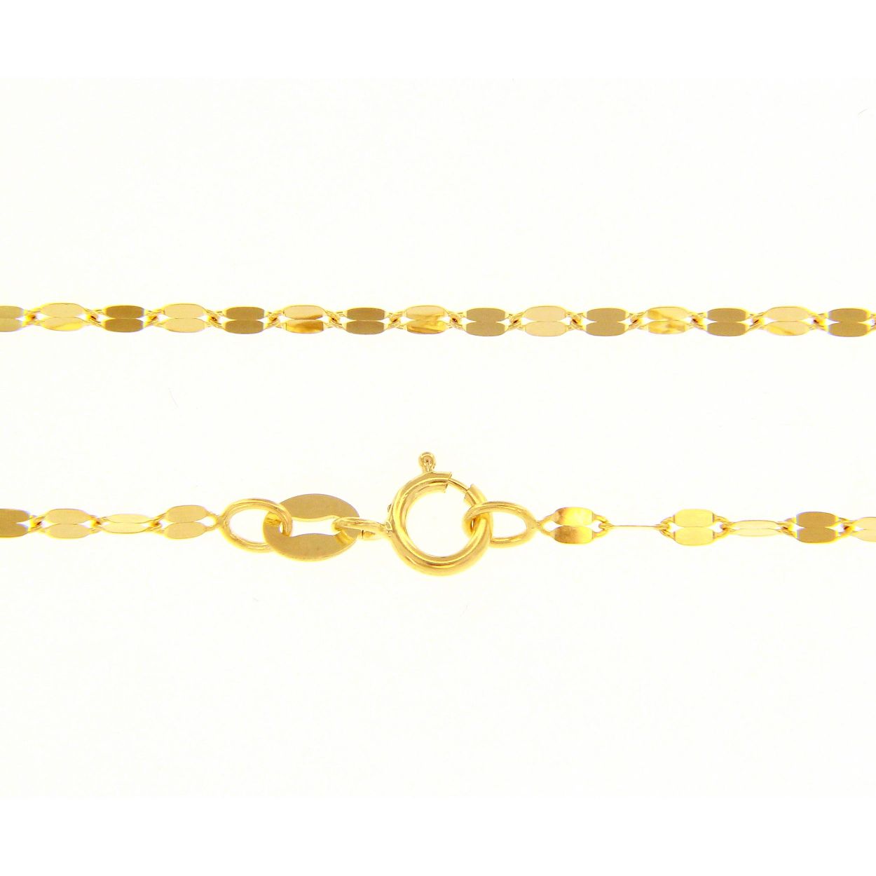 Deze enkelband in 18 karaat geel goud is een verfijnd leuk juweel . De enkelband combineert elegantie en stijl, perfect voor dagelijks gebruik of speciale gelegenheden. Draag hem losjes om je enkel voor een chique look. Voeg een vleugje luxe toe aan iedere outfit met dit prachtige sieraad.