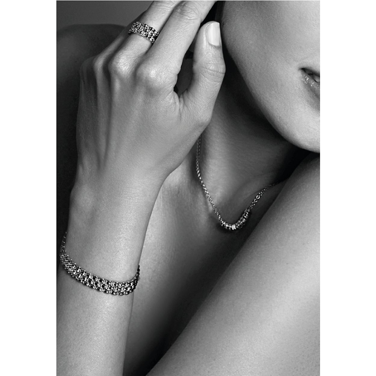 ZINZI zilveren ketting 45cm met 9 ronde grote schakels in het midden, waarvan drie rondom bezet zijn met witte zirconia's. Exclusief ontworpen door mode-ontwerper Mart Visser. De lengte van de ketting is 45cm. Deze schitterende zilveren ketting draagt herkenbaar de signatuur van Mart Visser. Vervaardigd van eerste gehalte zilver (925) en met extra rodiumlaag voor een langdurige glans. 