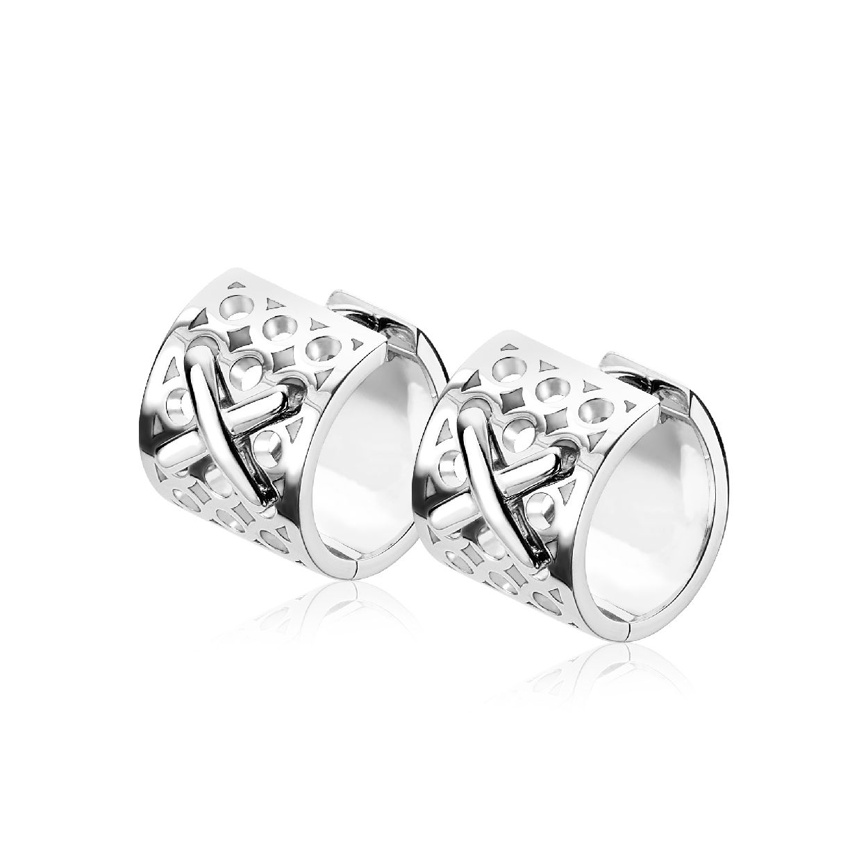 ZINZI zilveren brede oorsieraden [16 x 13,5mm] met luxe scharniersluiting, exclusief ontworpen door Mart Visser. Deze oorsieraden bestaan uit open ronde schakels, die met X-vormen zijn gezet. Kisses are forever. Dit sieraad is met liefde voor de vrouw ontworpen door Mart Visser. Deze oorsieraden dragen herkenbaar de signatuur van Mart Visser. Vervaardigd van eerste gehalte zilver (925) en met extra rodiumlaag voor een langdurige glans