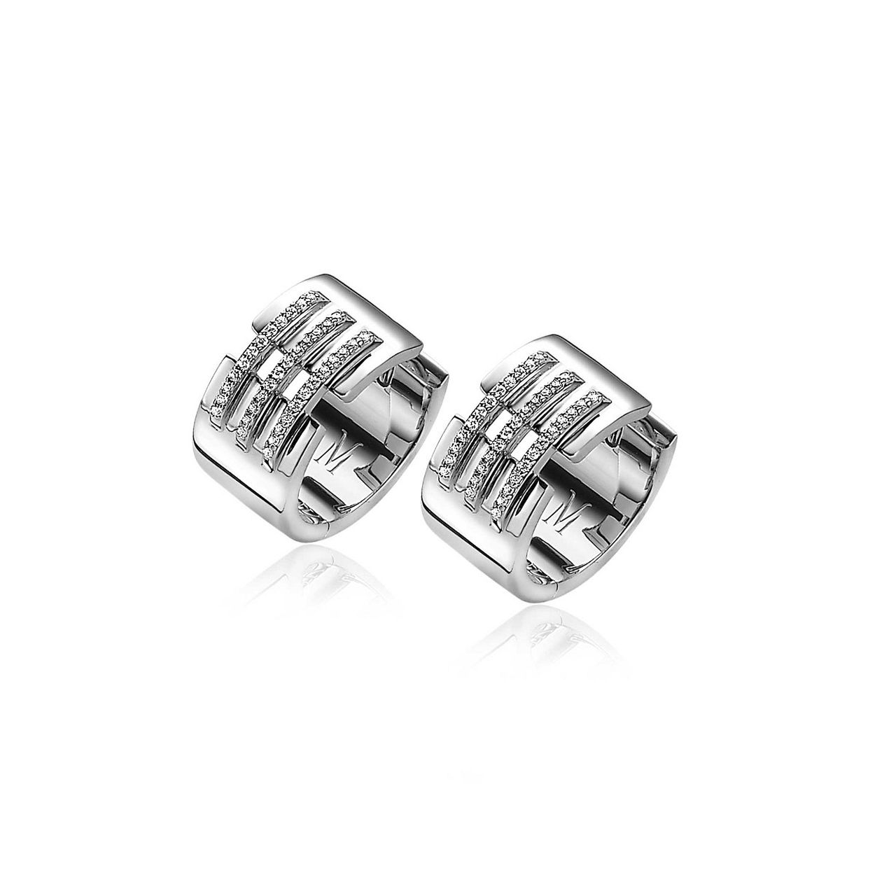 ZINZI zilveren elegante oorringen (17 x 9mm), exclusief ontworpen door mode-ontwerper Mart Visser. De oorringen hebben een luxe scharniersluiting. Deze luxe oorringen hebben een strak design, waarbij drie banen bezet zijn met witte zirconia's en zij vormen een schitterende brug tussen de twee delen. Vervaardigd van eerste gehalte zilver (925) en met extra rodiumlaag voor een langdurige glans. 