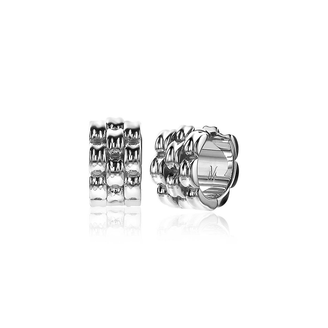 ZINZI zilveren stoere brede schakel oorringen (15 x 8mm), met drie rondvormige schakelbanen. Exclusief ontworpen door mode-ontwerper Mart Visser. De oorringen hebben een luxe scharniersluiting. Deze zilveren luxe oorringen dragen herkenbaar de signatuur van Mart Visser. Vervaardigd van eerste gehalte zilver (925) en met extra rodiumlaag voor een langdurige glans. 
