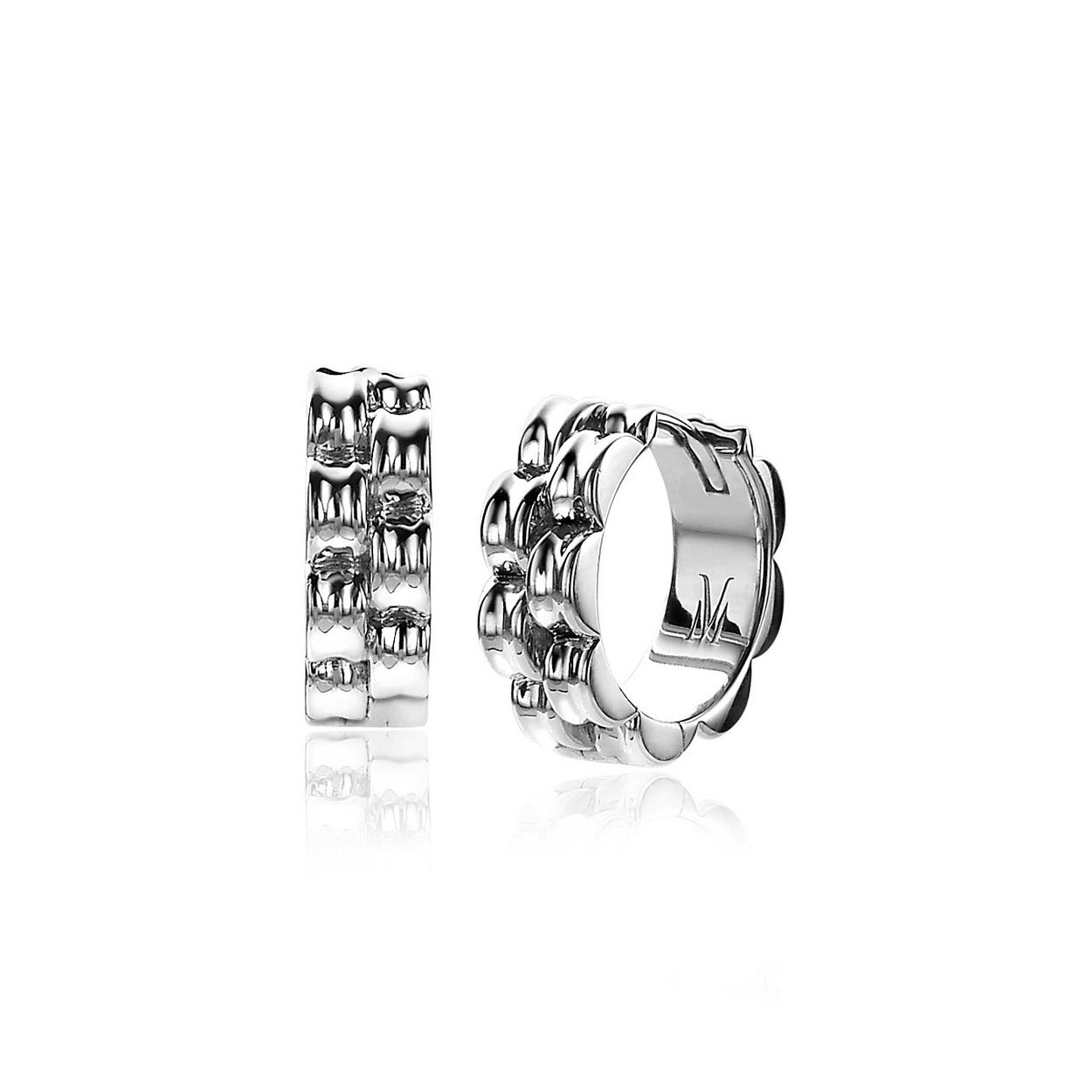 ZINZI zilveren stoere schakel oorringen (16 x 5mm), met twee rondvormige schakelbanen. Exclusief ontworpen door mode-ontwerper Mart Visser. De oorringen hebben een luxe scharniersluiting. Deze zilveren luxe oorringen dragen herkenbaar de signatuur van Mart Visser. Vervaardigd van eerste gehalte zilver (925) en met extra rodiumlaag voor een langdurige glans. 