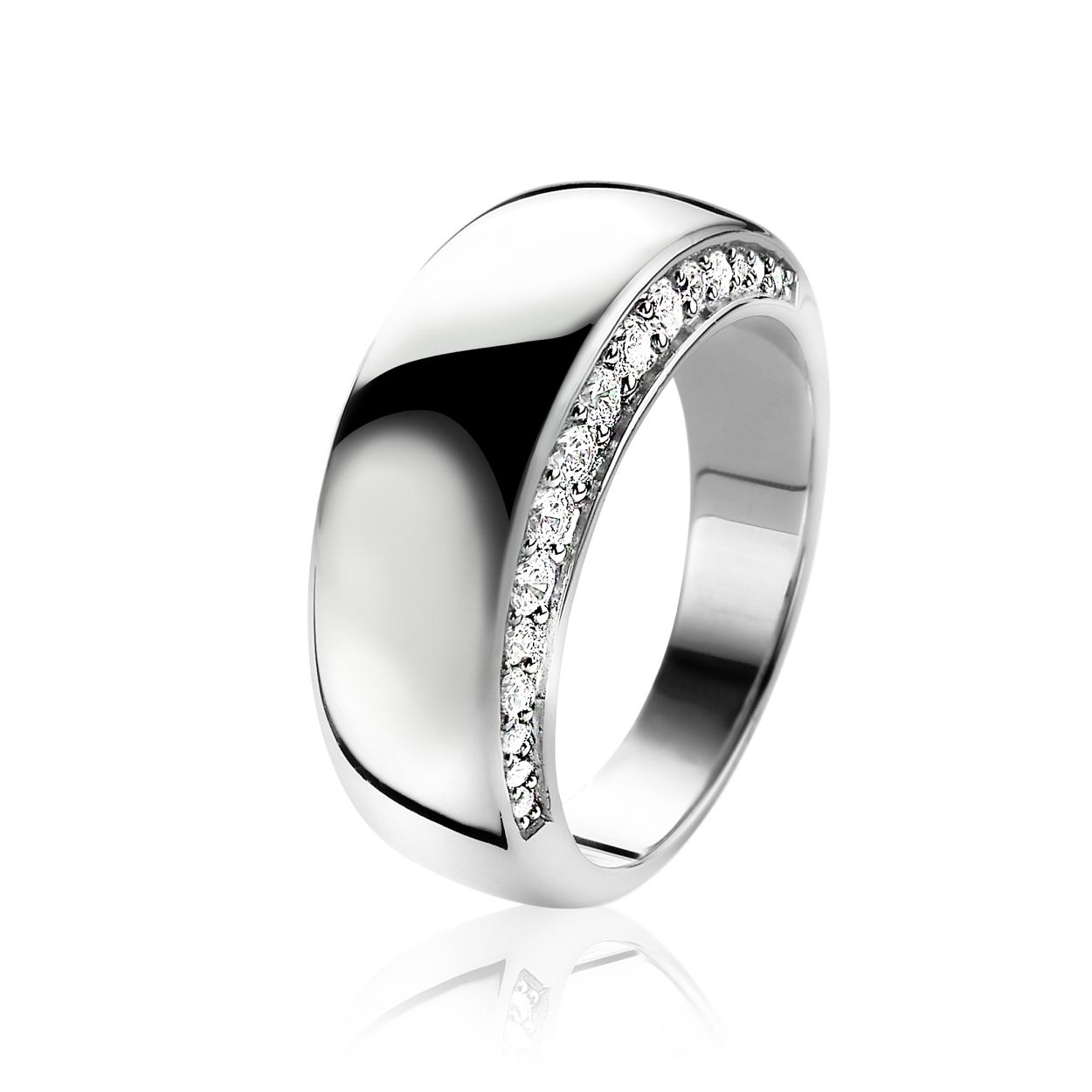 ZINZI zilveren ring exclusief ontworpen door Mart Visser. Deze ring is aan de bovenkant glad en heeft verrassend de zijkanten bezet met witte zirconia's. De ring draagt herkenbaar de signatuur van Mart Visser. Vervaardigd van eerste gehalte zilver (925) en met extra rodiumlaag voor een langdurige glans.
