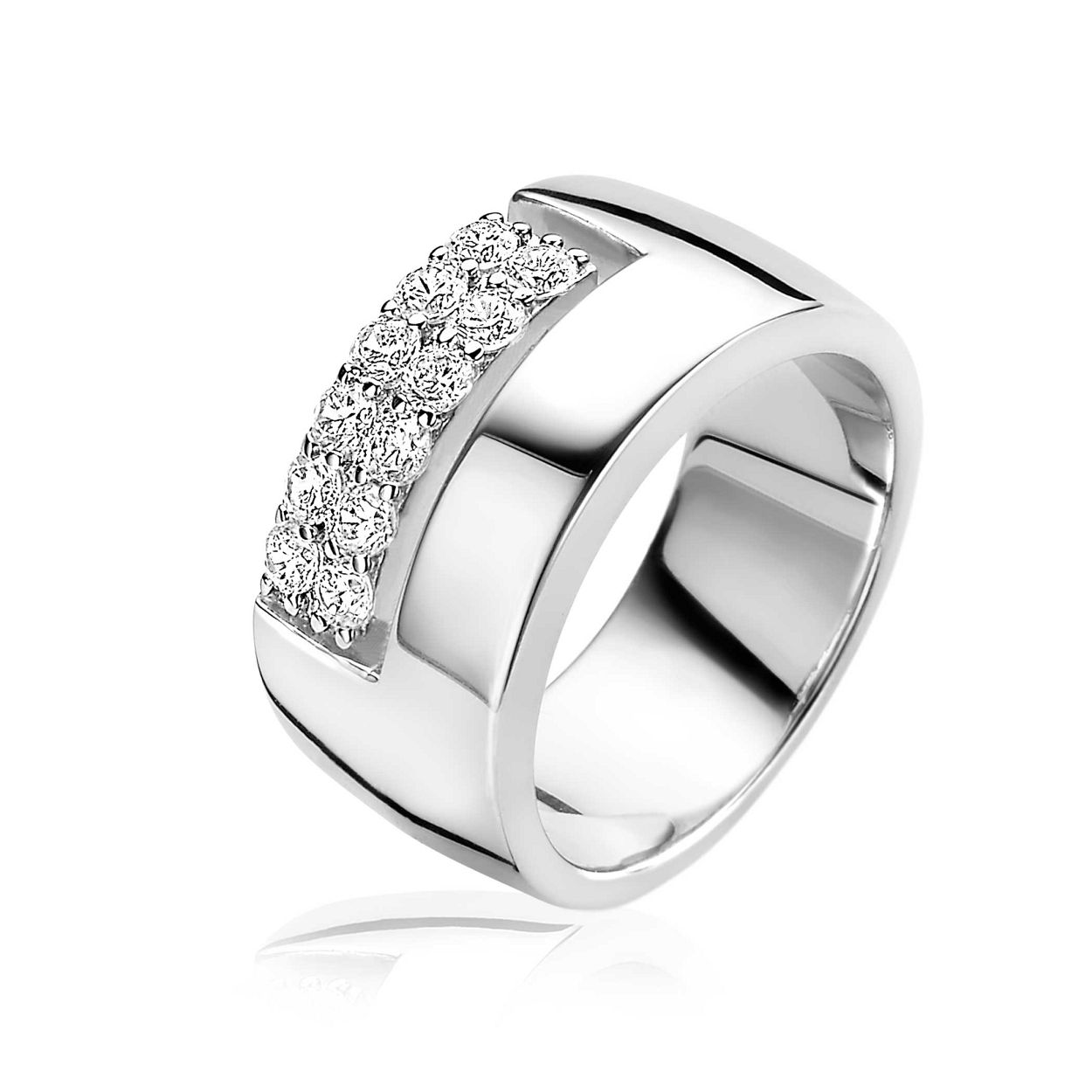 ZINZI zilveren strakke brede ring (10mm), exclusief ontworpen door mode-ontwerper Mart Visser. De ring heeft een strak recht design, waarbij één rechte baan is bezet met 2 rijen ronde witte zirconia's. Mart Visser heeft een kleine opening gelaten tussen het bezette deel en het gladde zilveren gedeelte voor een mooi effect. Deze schitterende zilveren ring draagt herkenbaar de signatuur van Mart Visser. Vervaardigd van eerste gehalte zilver (925) en met extra rodiumlaag voor een langdurige glans.
