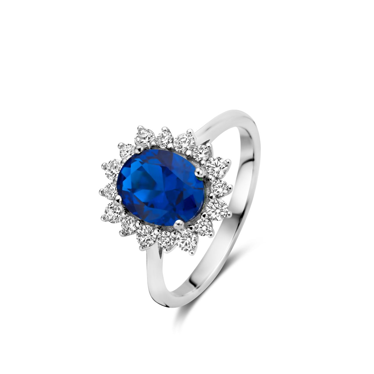 Deze prachtige zilveren ring van Naiomy is voorzien van een fonkelende blauwe zirkoon in het midden. De ring heeft een elegante en tijdloze uitstraling die perfect past bij elke gelegenheid. Draag deze ring als statement piece voor een extra touch aan je outfit of combineer hem met andere sieraden voor een trendy look. Met deze ring voeg je zeker wat extra glam toe aan je stijl.
