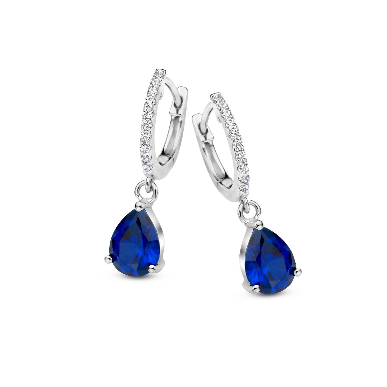 Zilveren Creolen met een druppelvormige blauwe zirkoon uit de Naiomy Silver collectie vervaardigd uit 925 sterling zilver. Met een grootte van 23 mm zijn ze perfect als opvallend accessoire voor elke gelegenheid. Draag ze met opgestoken haar voor een elegante uitstraling. Perfect voor een verfijnde look!
