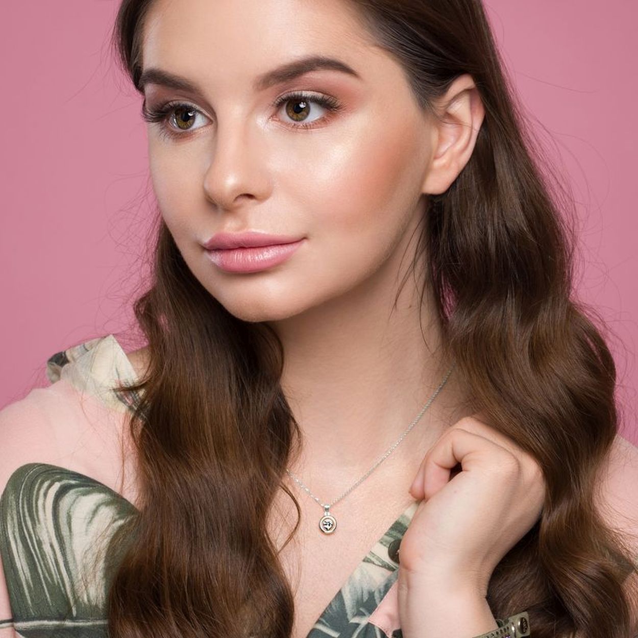 Deze Punct collectie wordt gekenmerkt door een licht doch luxueus ontwerp dat niet zal misstaan op een black-tie event, maar ook geschikt is voor alledaags gebruik. Dit sieraad is gemaakt van 925 sterling zilver, de allerbeste kwaliteit zilver, en is voorzien van een Swarovski kristal. De ketting bestaat uit meerdere slanke schakels die fijntjes op elkaar aansluiten en die samen een stijlvol geheel vormen. Aan de voorkant is de ketting voorzien van een hanger die bestaat uit een slank oogje met daaronder een opengewerkte cirkel met een kleurloos Swarovski kristal dat mooi glinstert. Aan de achterkant is de ketting voorzien van een handige karabijnsluiting, waardoor u deze ketting gemakkelijk om- en afdoet.