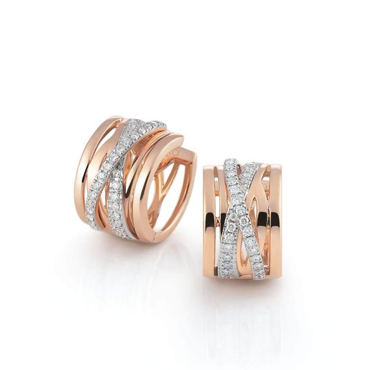 Deze prachtige rose- met witgouden creolen uit de Serenata lijn van Al Coro zijn voorzien van maar liefst 64 diamanten, 0.42crt H SI.

Daily luxury!
Rijen met diamanten vermengen zich met 18 karaats goud tot een gedenkwaardig sieraad met een ongeëvenaarde sprankeling.
