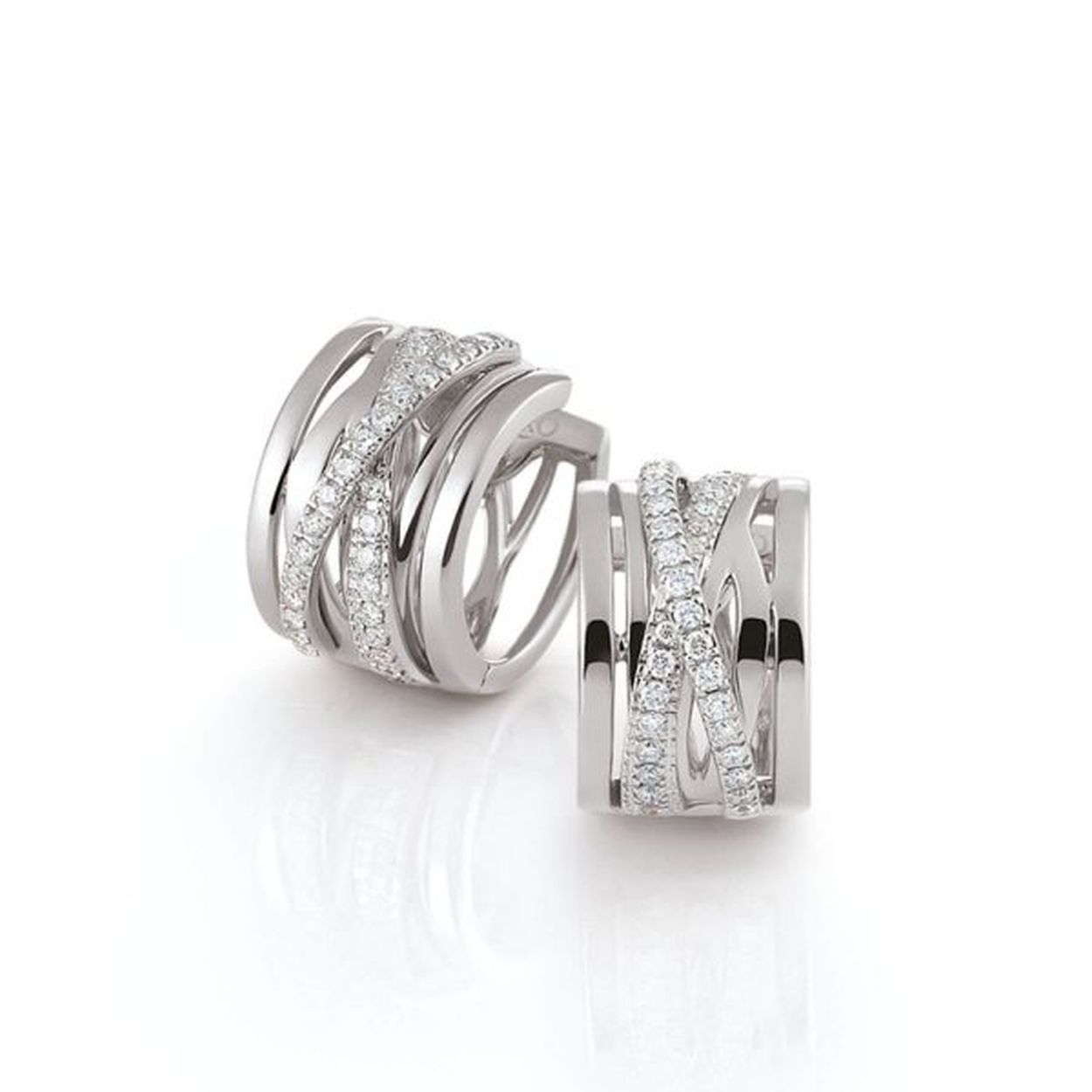 Deze sierlijke 18krt witgouden creolen uit de Serenata lijn van Al Coro zijn voorzien van 64 briljant geslepen diamanten, 0.42 crt H SI.

Daily luxury!
Rijen met diamanten vermengen zich met 18 karaats goud tot een gedenkwaardig sieraad met een ongeëvenaarde sprankeling.
