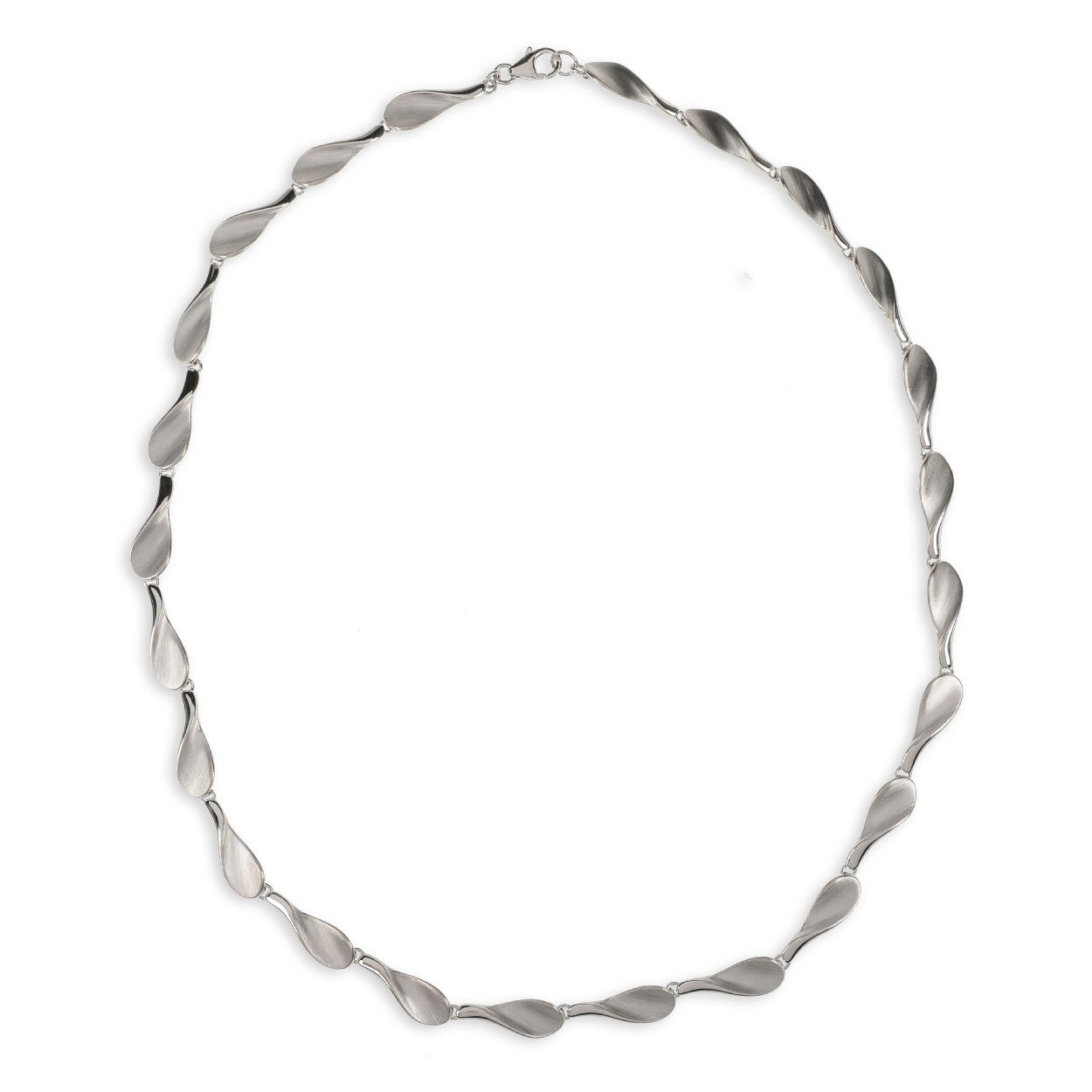 Dit is een collier van het merk Jon Michel. De kleur van het sieraad is zilver.