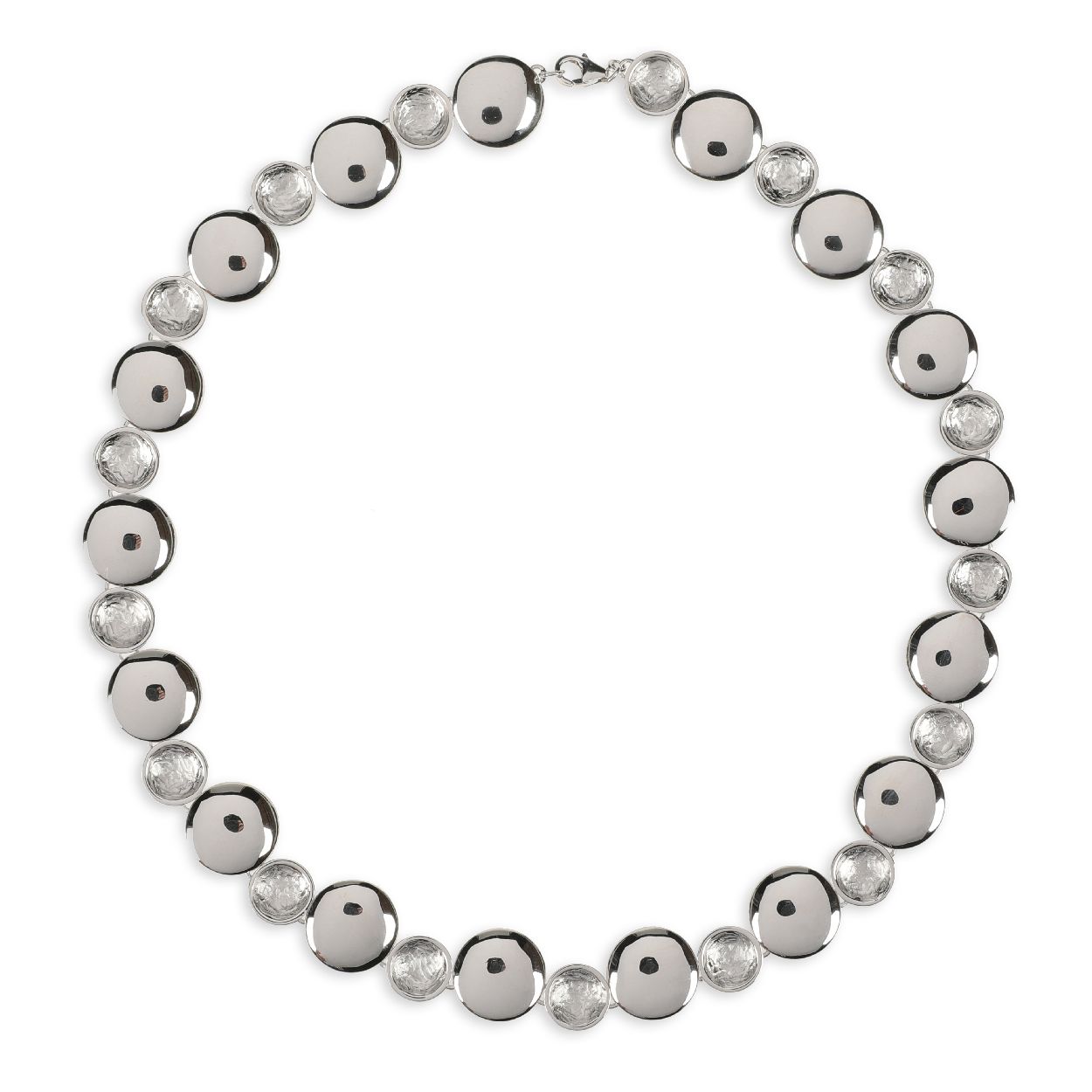 Een collier van het merk Jon Michel. De kleur van het sieraad is zilver.