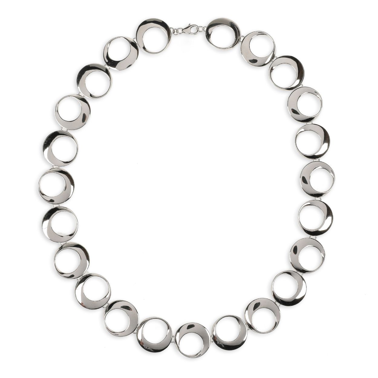Een zilver collier van het merk Jon Michel.
