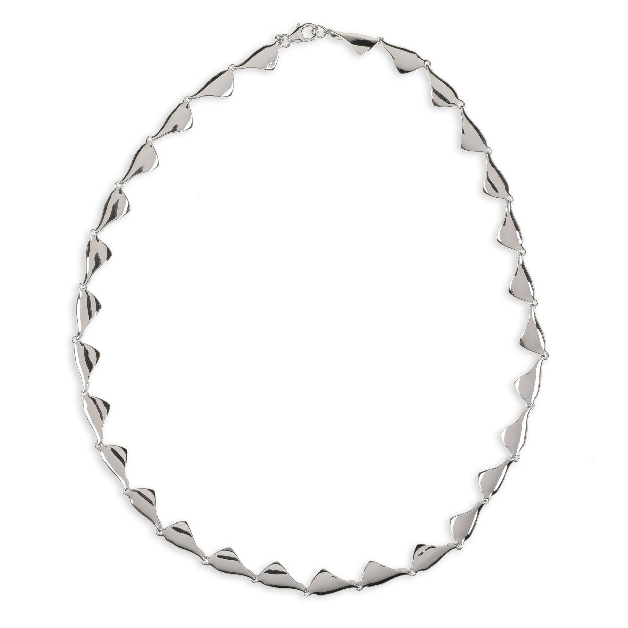Een collier van het merk Jon Michel. De kleur van het sieraad is zilver.