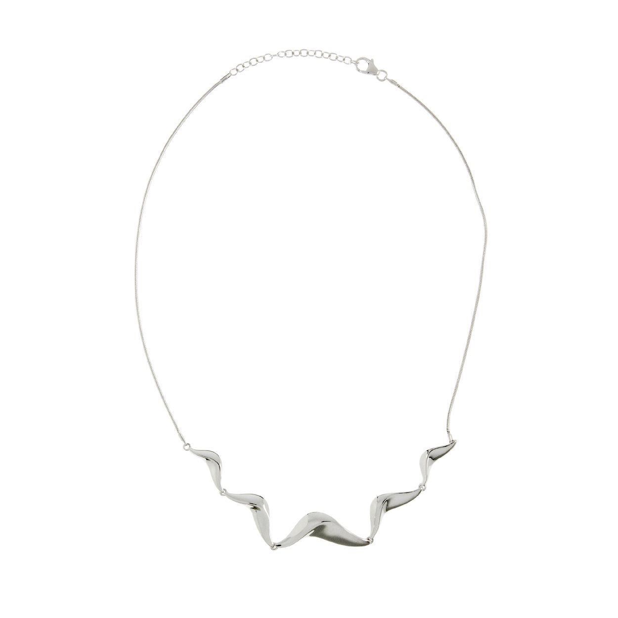 Een collier van het merk Jon Michel. De kleur van het sieraad is zilver.