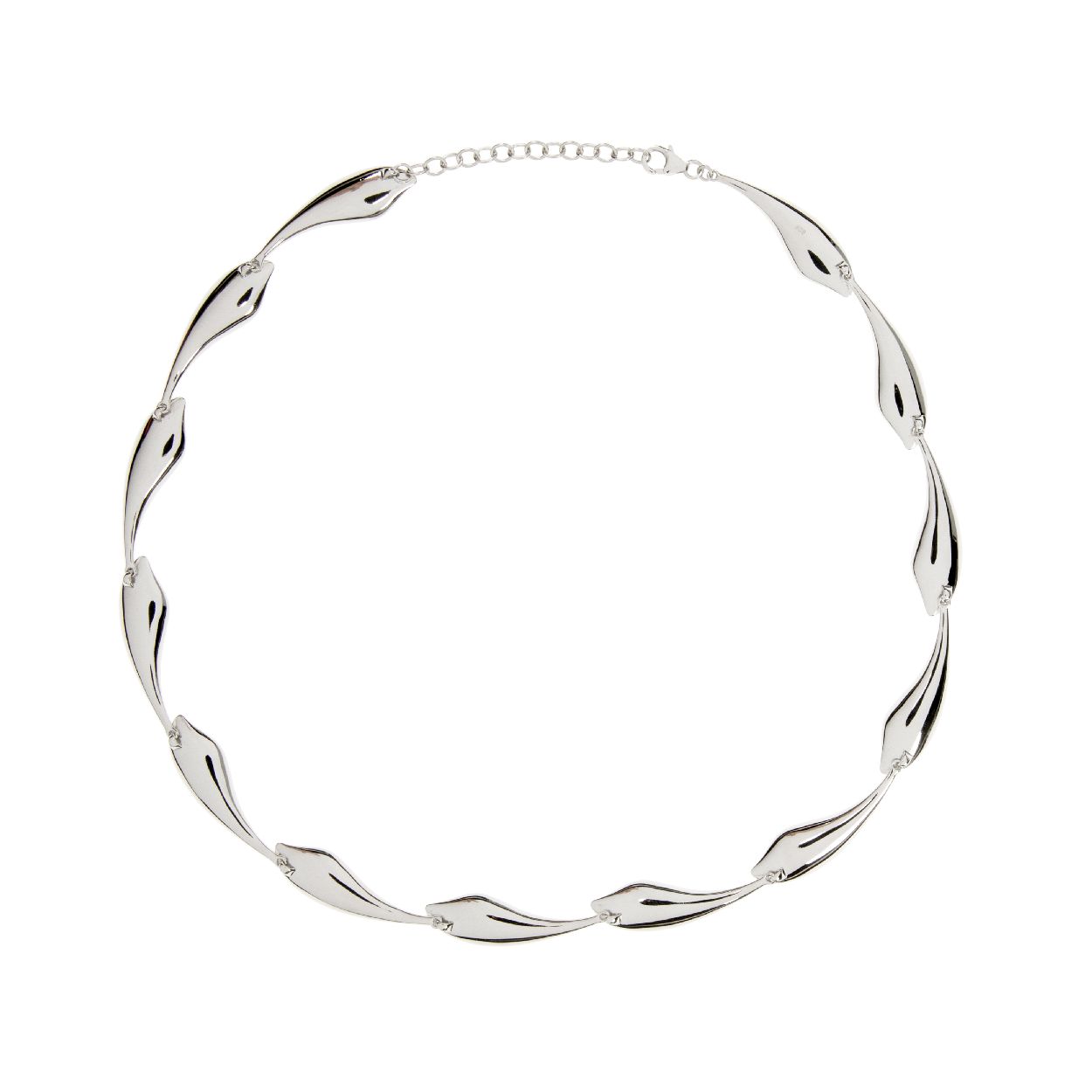 Een collier van het merk Jon Michel. De kleur van het sieraad is zilver.