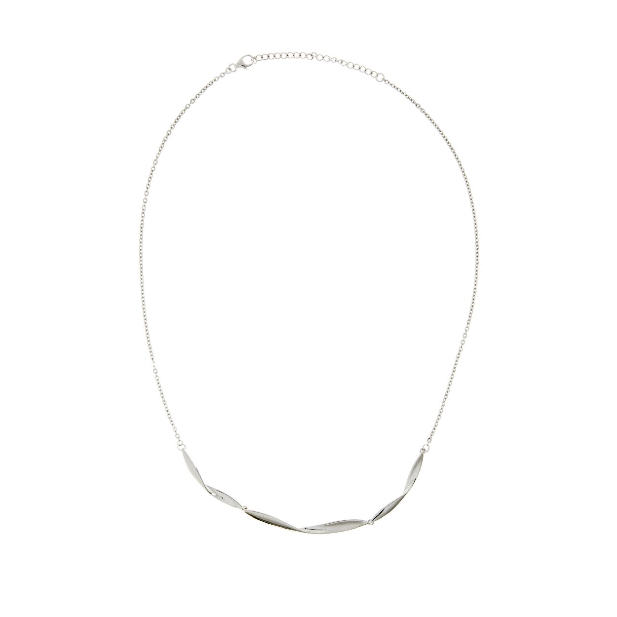 Een collier van het merk Jon Michel. De kleur van het sieraad is zilver.