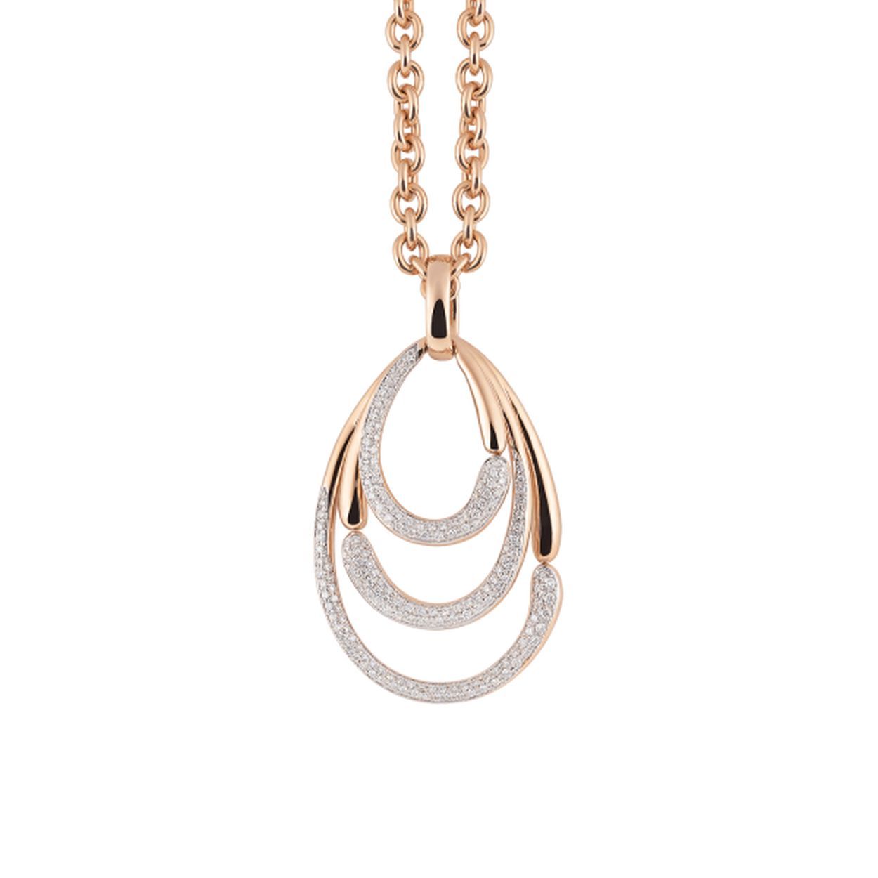 Deze sierlijke 18krt rosegouden hanger uit de Mezzaluna lijn van Al Coro is voorzien van maar liefst 178 briljant geslepen diamanten, 0.59crt SI H.

Let op: de prijs is de prijs van de hanger excl. collier

A declaration of love to the moon!
Oogverblindende ringen in de vorm van een halve maan houden tedere details vast die alleen bedoeld zijn voor de ogen van hun drager.

