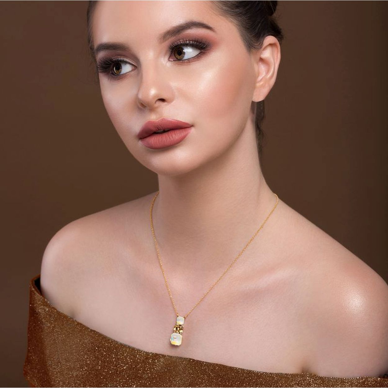 Maak je looks compleet met deze prachtige goudkleurige Shadow/Light Grey DeLite ketting van SPARK Jewelry voor dames. De artikelcode is NTG44803LGDGS.