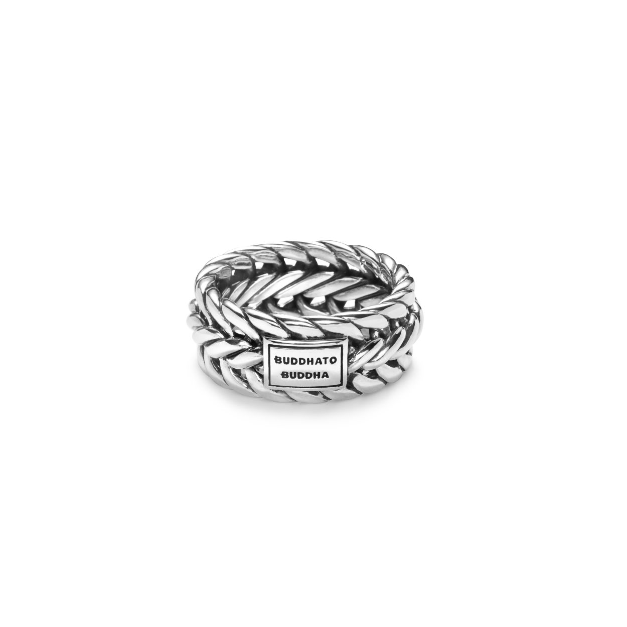 De Nurul ring is de zilveren ring variant van de populaire Nurul armband. Twee gezichten in één krachtige creatie. Aan de ene kant stoer, stevig en sterk en aan de andere kant verfijnd en met veel detail. Een waar handgemaakt kunstwerk! De sterling zilveren ring is tijdloos en valt goed te combineren met andere sieraden van Buddha to Buddha. Deze ring valt in de categorie brede ringen.