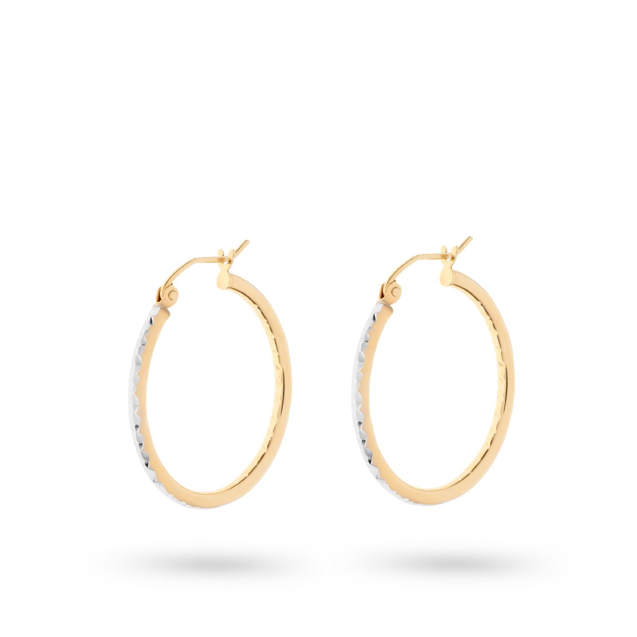 Dit is een oorringen van het merk Swing Jewels. Dit sieraad is gemaakt van goud.