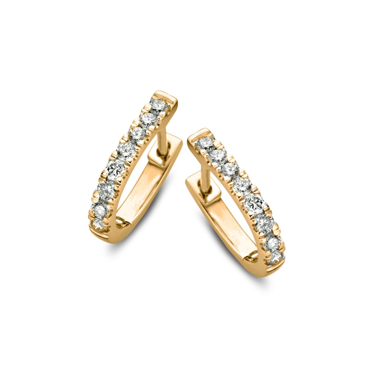 18 Karaat geel gouden Aurore oorringen met 0.50 crt Lab-Grown Diamonds. Model Millie.
Millie is een prachtige serie met diamanten in fonkelende pavézetting. De Millie oorbellen hebben tegelijk een tijdloze en elegante uitstraling. Kies zelf de gewenste steengrootte van jouw diamant. De stijlvolle Millie oorringen zijn in verschillende maten beschikbaar.
De Millie oorringen hebben een scharnier en stevig klapsysteem, waardoor ze extra stevig zullen sluiten. 
De Millie collectie bevat naast oorbellen, ook prachtige (aanschuif)ringen. Een topcollectie om eindeloos mee te combineren!
