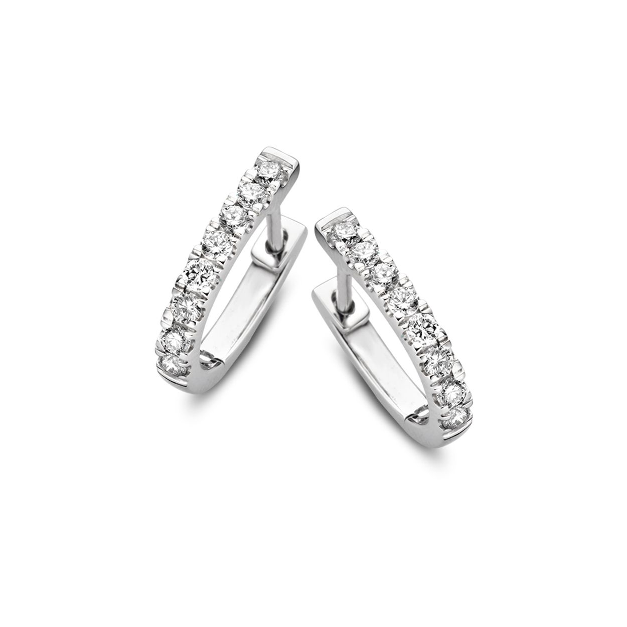Millie is een prachtige serie met diamanten in fonkelende pavézetting. De Millie oorbellen hebben tegelijk een tijdloze en elegante uitstraling. Kies zelf de gewenste steengrootte van jouw diamanten. De stijlvolle Millie oorringen zijn in verschillende maten beschikbaar.

De Millie oorringen hebben een scharnier en stevig klapsysteem, waardoor ze extra stevig zullen sluiten. 

De Millie collectie bevat naast oorbellen, ook prachtige (aanschuif)ringen. Een topcollectie om eindeloos mee te combineren!