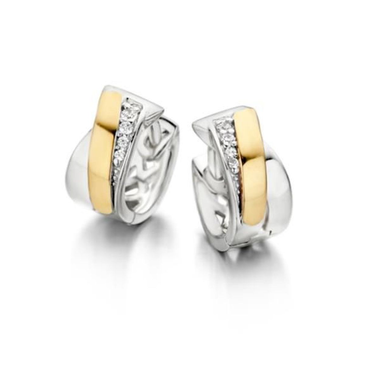 Zilver met 14 karaat gouden creolen en zirkonia. Deze oorbellen zijn onderdeel van een set.