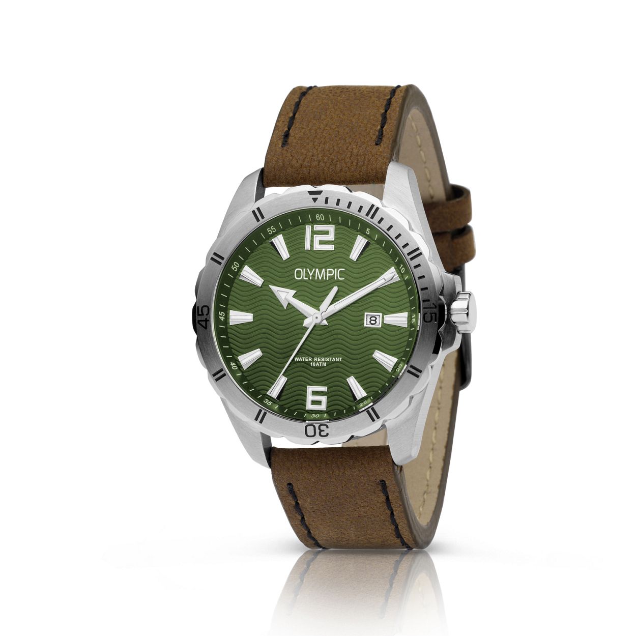 Olympic OL72HSL073 PIETER - Horloge - Staal - Leer - Bruin
Dit unieke Olympic horloge met artikelnummer OL72HSL073 is een sportief herenhorloge. De zilverkleurige stalen kast heeft een tachymeter op de bezel en een groene bewerkte wijzerplaat met datum. De uurs-aanduiding is opvallend door de lumibrite strepen cijfers en wijzers. Aan het horloge zit een bruine gladde doorgestikte leren band met stalen gesp. Het horloge heeft een mineraalglas een afmeting van 43mm en is 10 ATM.

Waterdichtheid 10 ATM
Dit horloge is bestand tegen water bij het zwemmen en douchen. Dit horloge is niet bestand tegen (grote) waterdruk dus je kunt er niet mee duiken.

Het merk
Een mooi horloge hoeft niet duur te zijn! Het Nederlandse horlogemerk Olympic levert stoere chronografen slimline series digitale uurwerken en elegante dameshorloges. De prijs-kwaliteitverhouding staat bij Olympic hoog in het vaandel met prijzen die uiteenlopen van � 3495 tot en met � 13900.

100% Nederlands ontwerp waterdicht en standaard 3 jaar fabrieksgarantie.

Specificaties
- Zilverkleurige horlogekast
- Groene wijzerplaat
- Bruine leren band
- 10 ATM (Regen- & spatwaterdicht)
- Standaard 3 jaar fabrieksgarantie
- Mineraalglas                                    