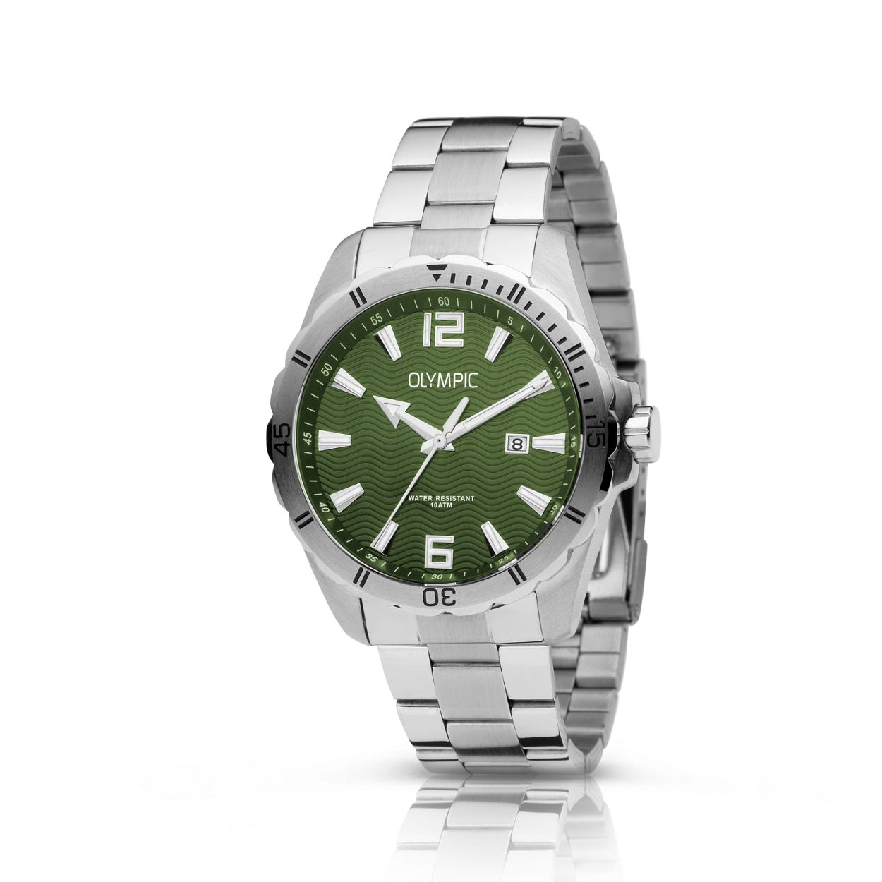Dit unieke Olympic horloge is een sportief herenhorloge. De zilverkleurige stalen kast heeft een tachymeter op de bezel en een groene bewerkte wijzerplaat met datum. De uurs-aanduiding is opvallend door de lumibrite strepen cijfers en wijzers. Aan het horloge zit een zilverkleurige schakelband met vouwsluiting. Het horloge heeft een mineraalglas een afmeting van 43mm en is 10 ATM.